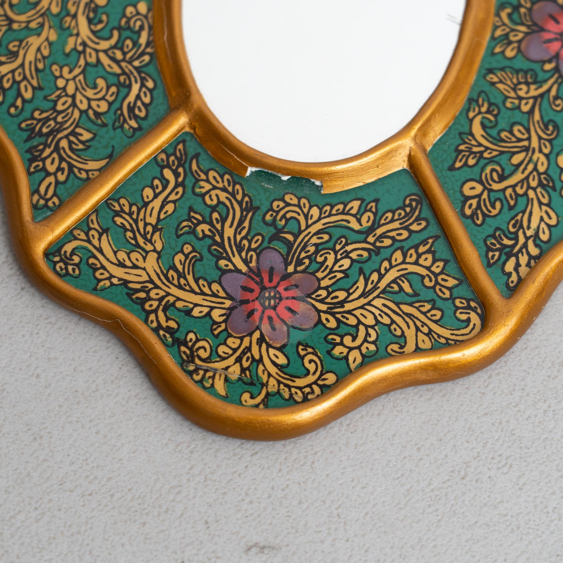 Bois Ensemble de deux miroirs muraux péruviens vintage du milieu du siècle en bois peints à la main en vente