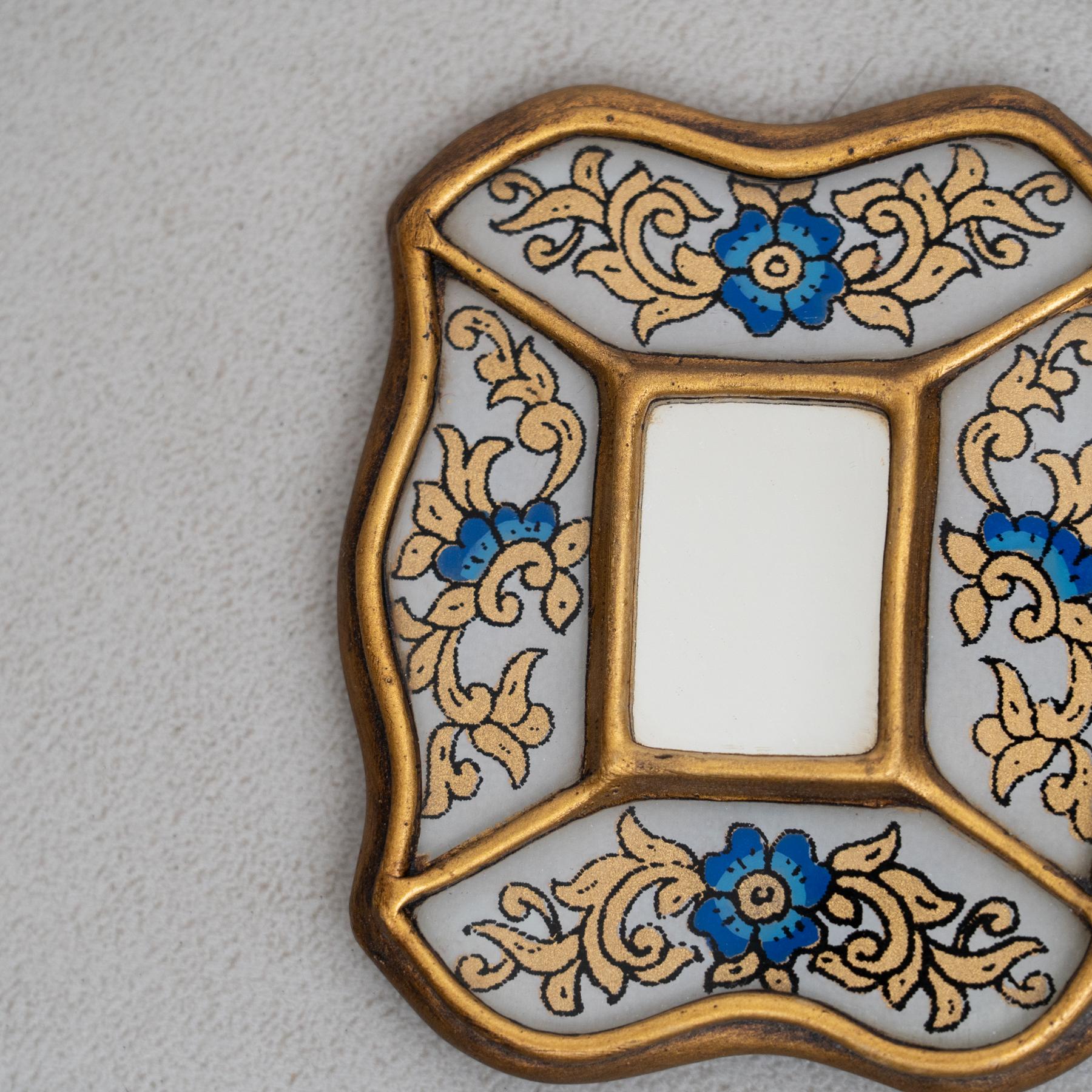 Bois Ensemble de deux miroirs muraux péruviens vintage du milieu du siècle en bois peints à la main en vente