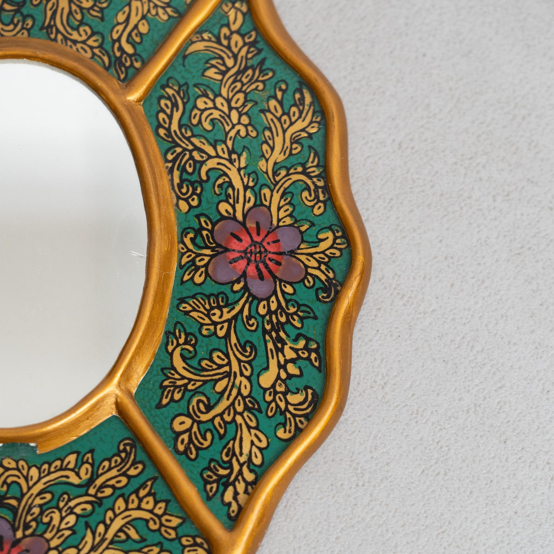 Ensemble de deux miroirs muraux péruviens vintage du milieu du siècle en bois peints à la main en vente 2