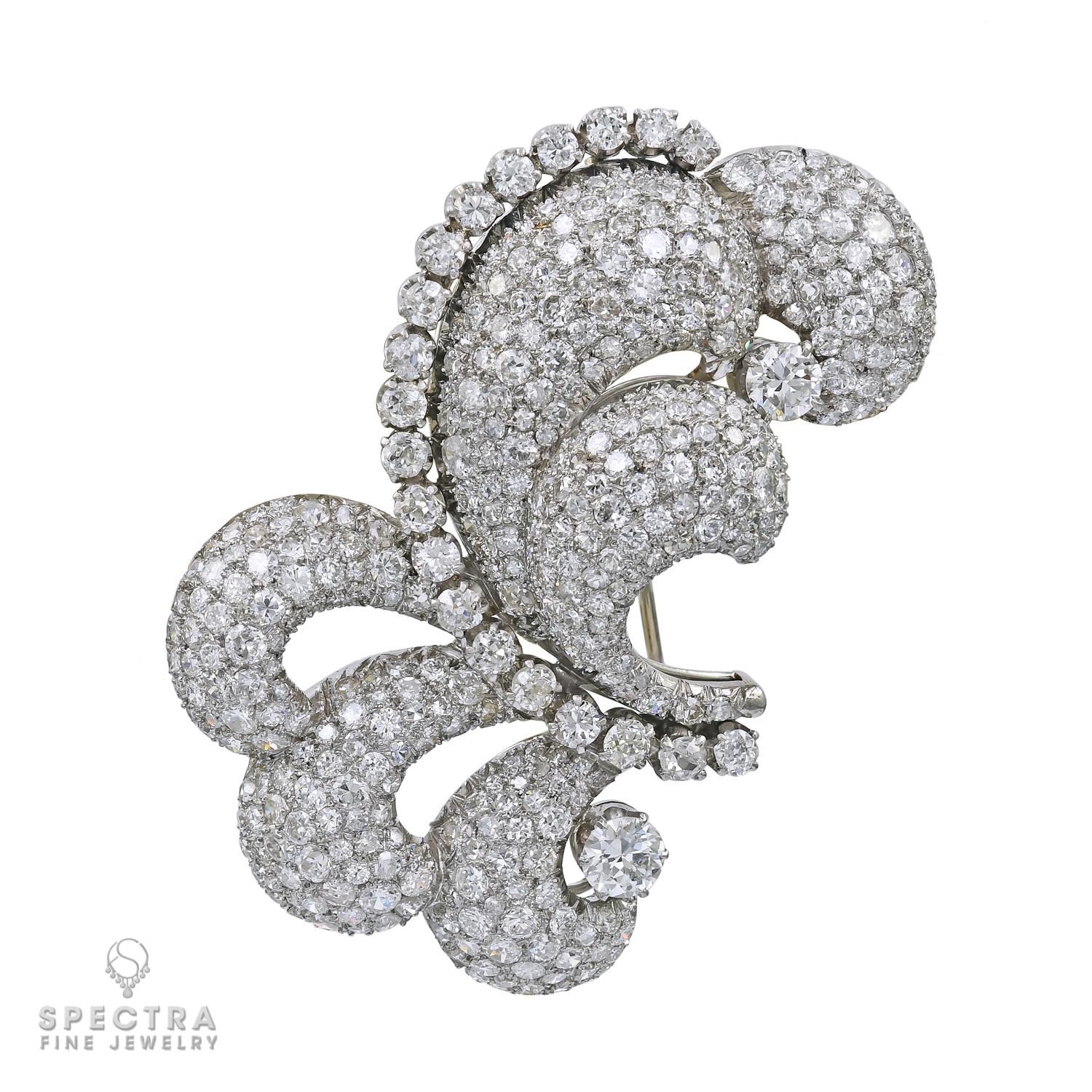 Questo raffinato set di due spille di diamanti in platino mette in mostra un'abbagliante serie di diamanti, offrendo una miscela armoniosa di brillantezza ed eleganza.

La spilla più grande è ornata da ventidue diamanti rotondi a taglio brillante