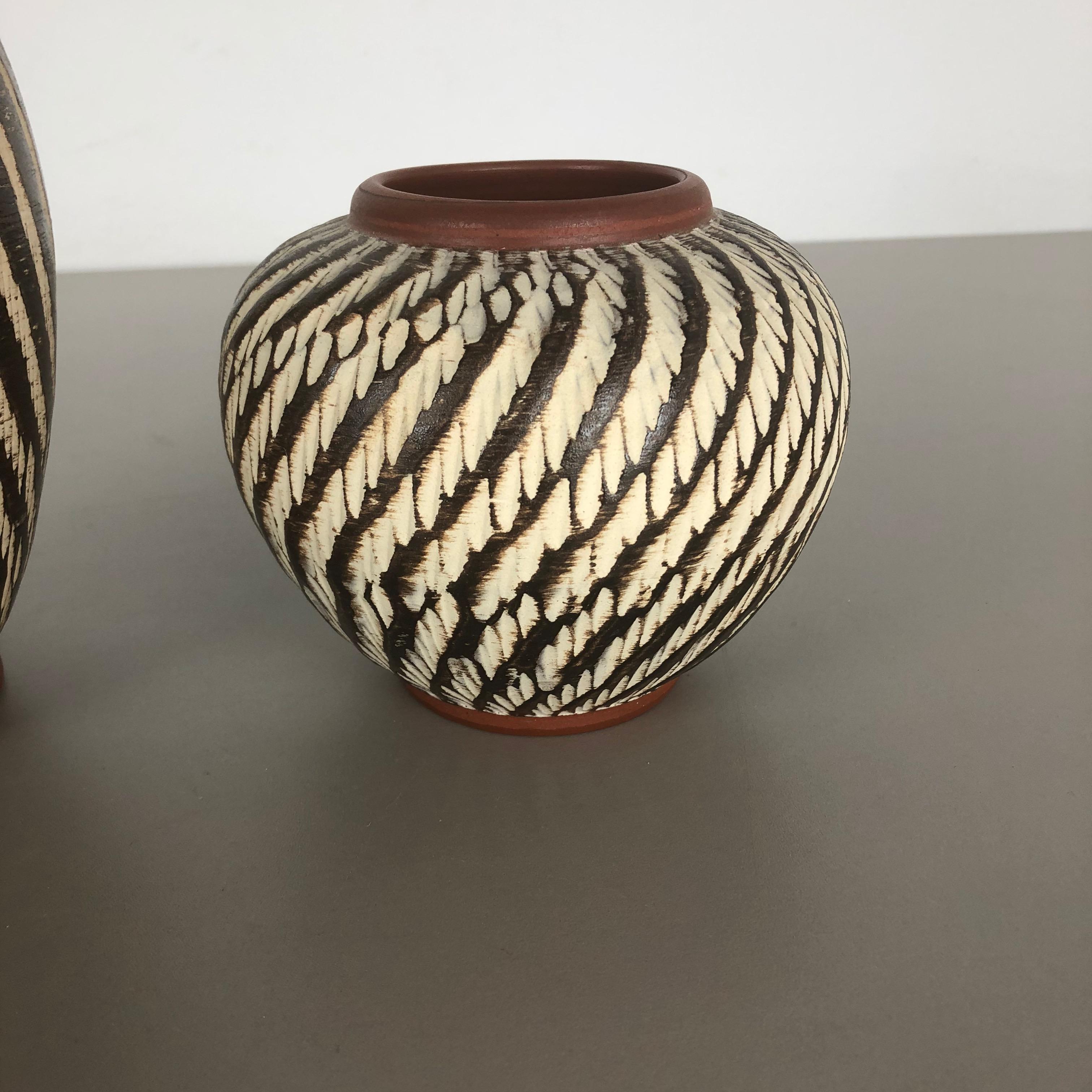 Ensemble de deux vases « abstraits » en poterie vintage fabriqués par WEKARA, Allemagne, années 1960 en vente 3