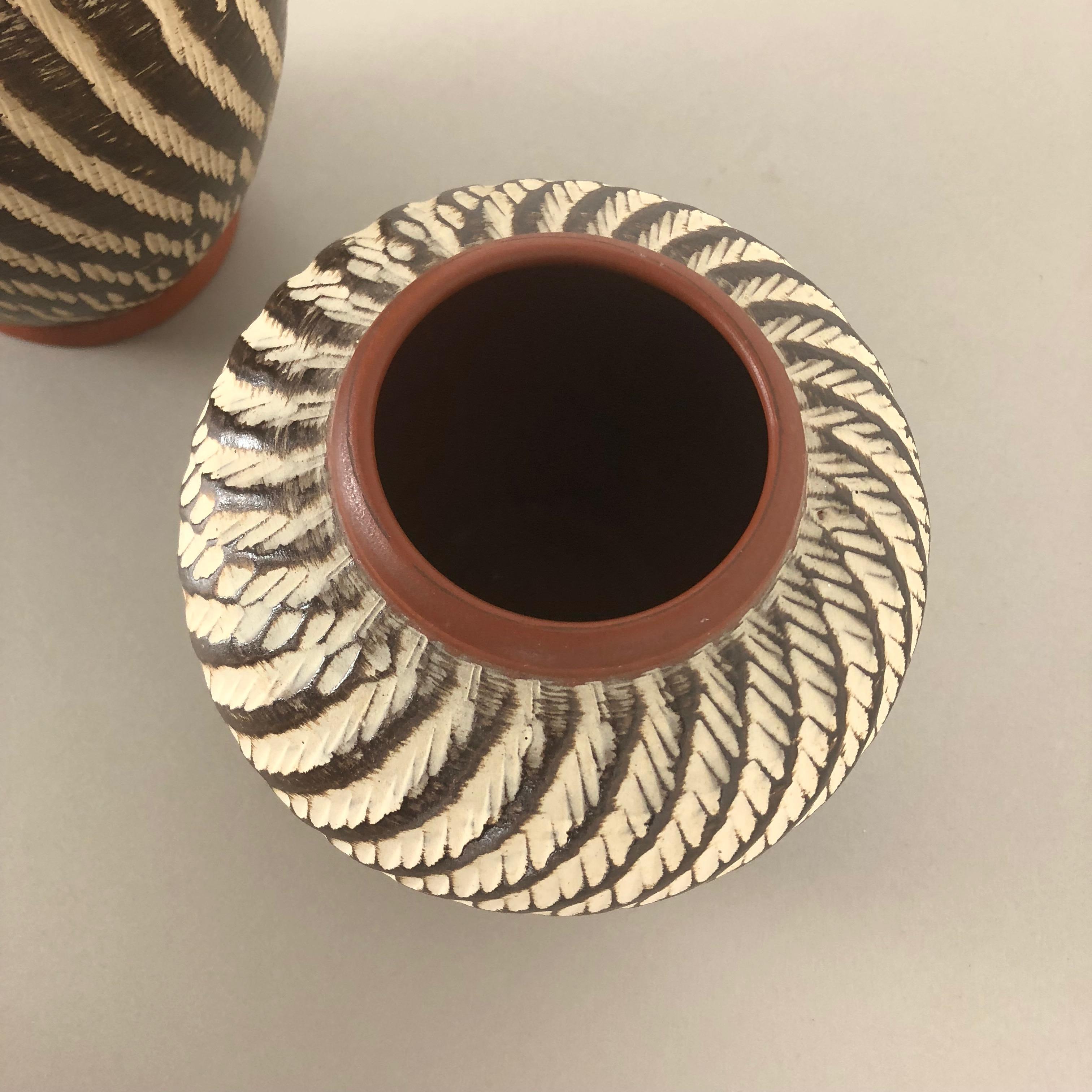 Ensemble de deux vases « abstraits » en poterie vintage fabriqués par WEKARA, Allemagne, années 1960 en vente 4