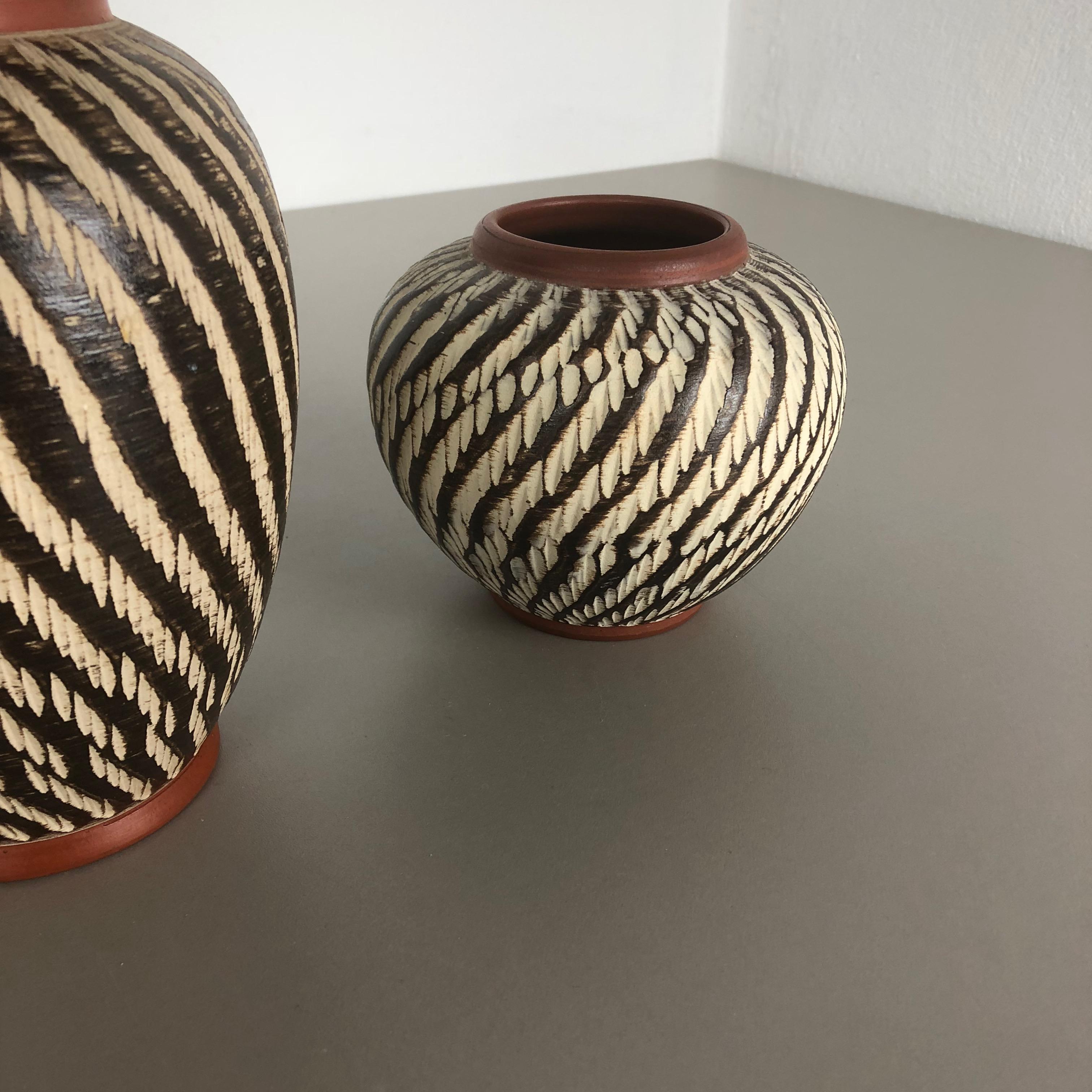 Ensemble de deux vases « abstraits » en poterie vintage fabriqués par WEKARA, Allemagne, années 1960 en vente 5