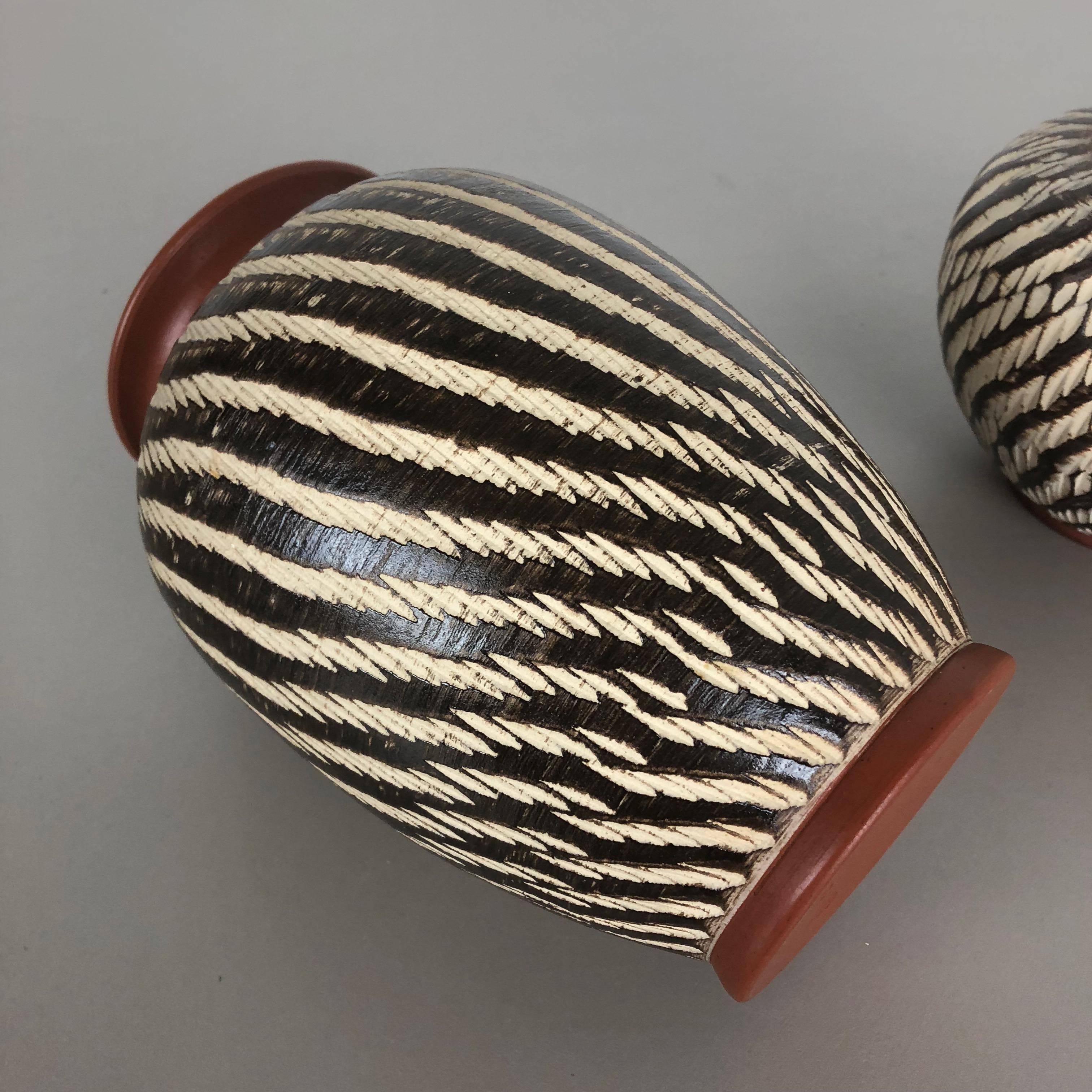 Ensemble de deux vases « abstraits » en poterie vintage fabriqués par WEKARA, Allemagne, années 1960 en vente 9