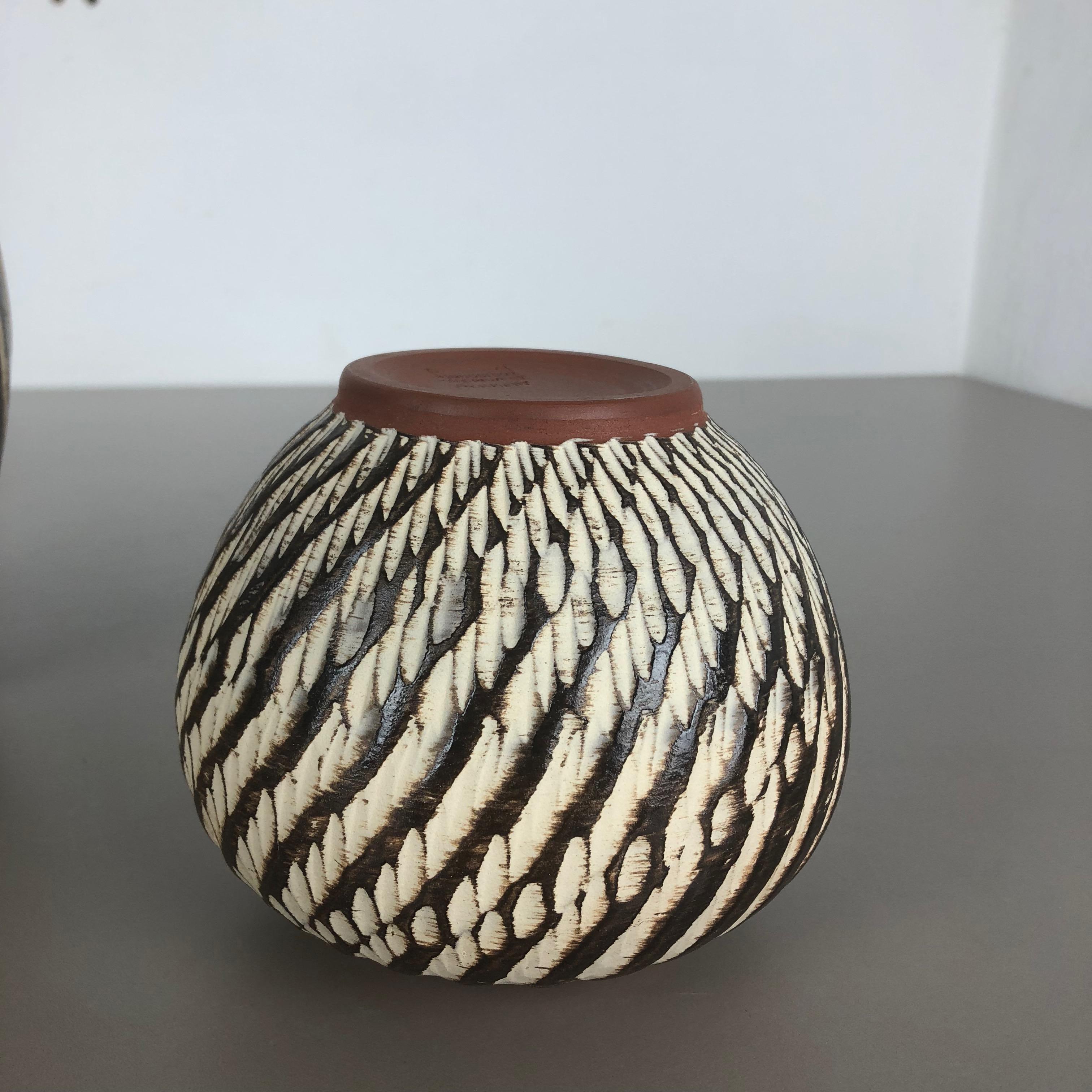 Ensemble de deux vases « abstraits » en poterie vintage fabriqués par WEKARA, Allemagne, années 1960 en vente 13