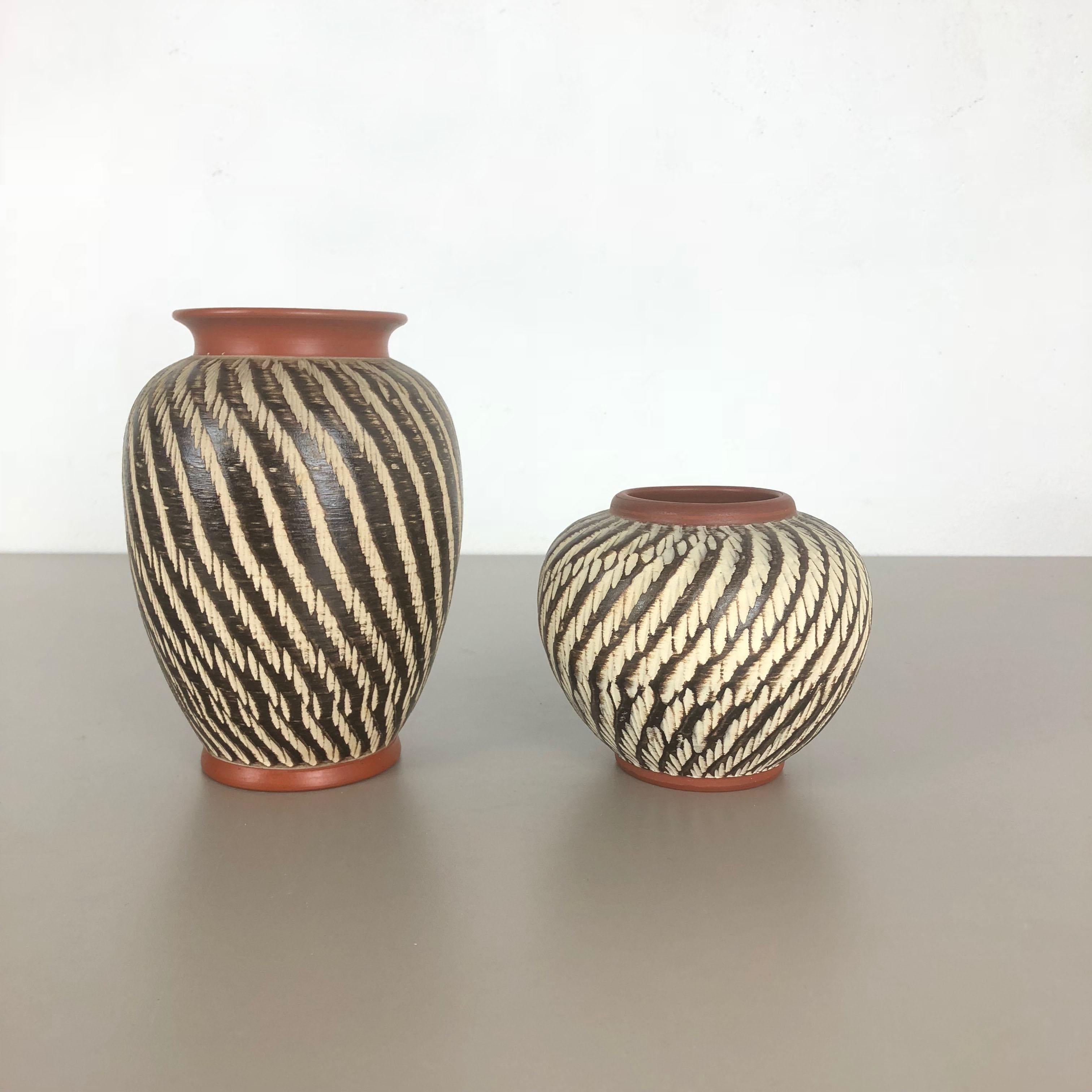 Mid-Century Modern Ensemble de deux vases « abstraits » en poterie vintage fabriqués par WEKARA, Allemagne, années 1960 en vente