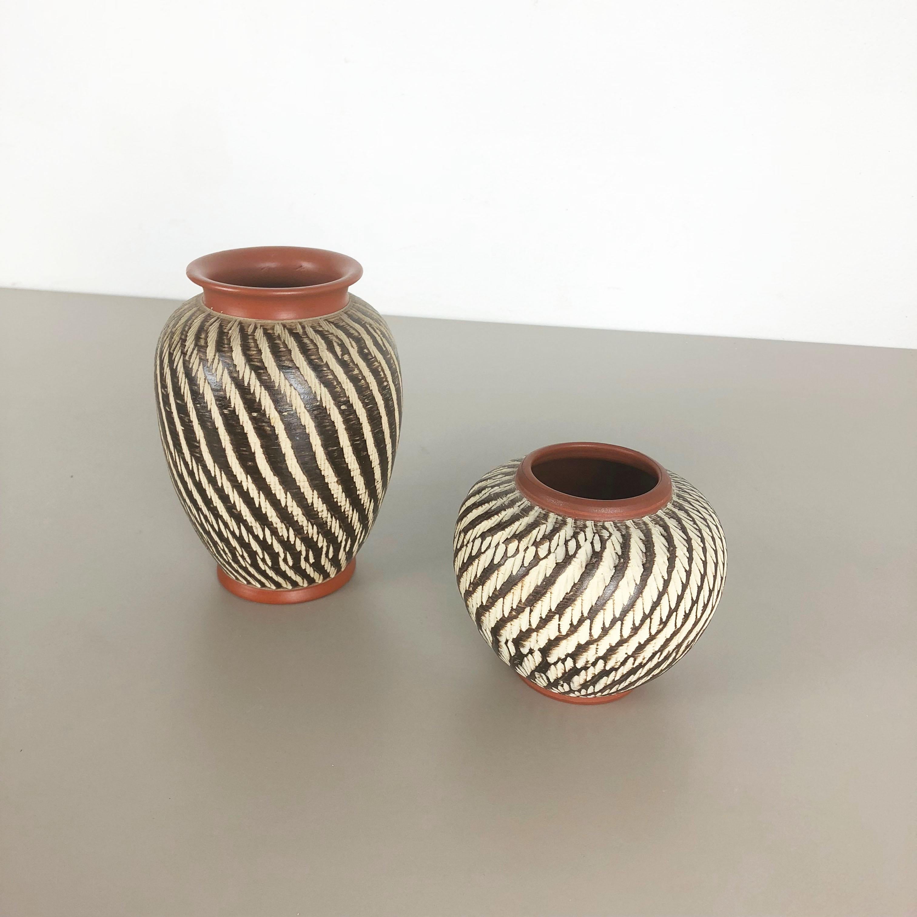 Allemand Ensemble de deux vases « abstraits » en poterie vintage fabriqués par WEKARA, Allemagne, années 1960 en vente
