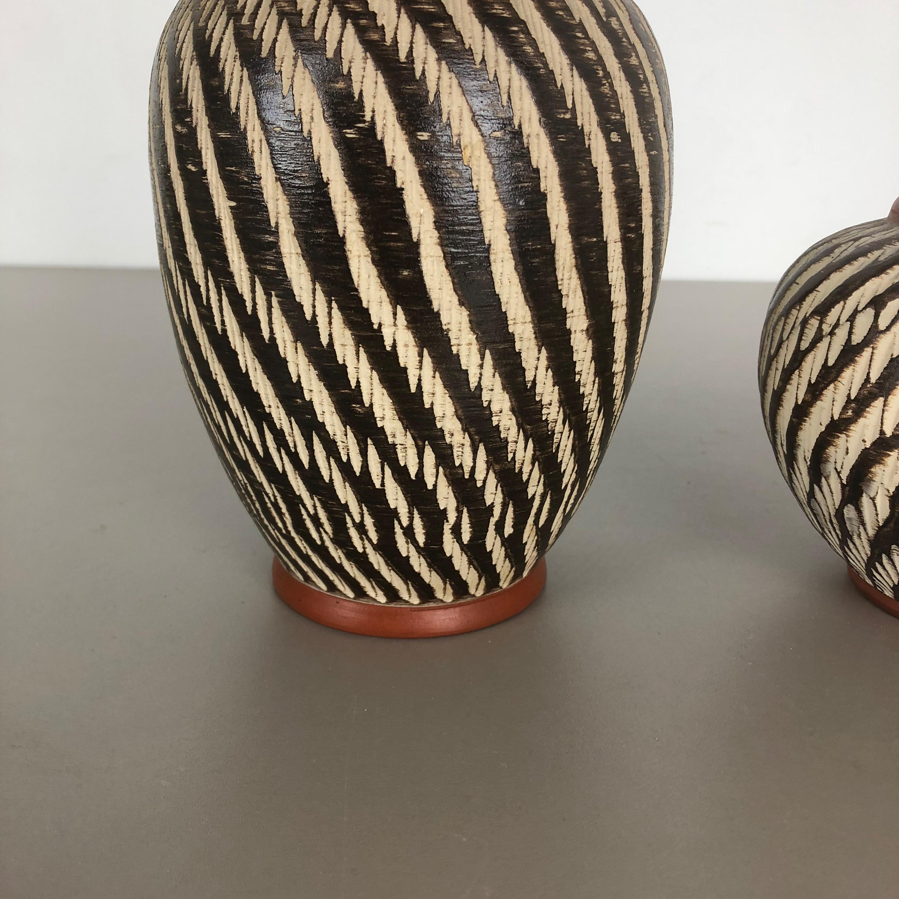 Ensemble de deux vases « abstraits » en poterie vintage fabriqués par WEKARA, Allemagne, années 1960 Bon état - En vente à Kirchlengern, DE