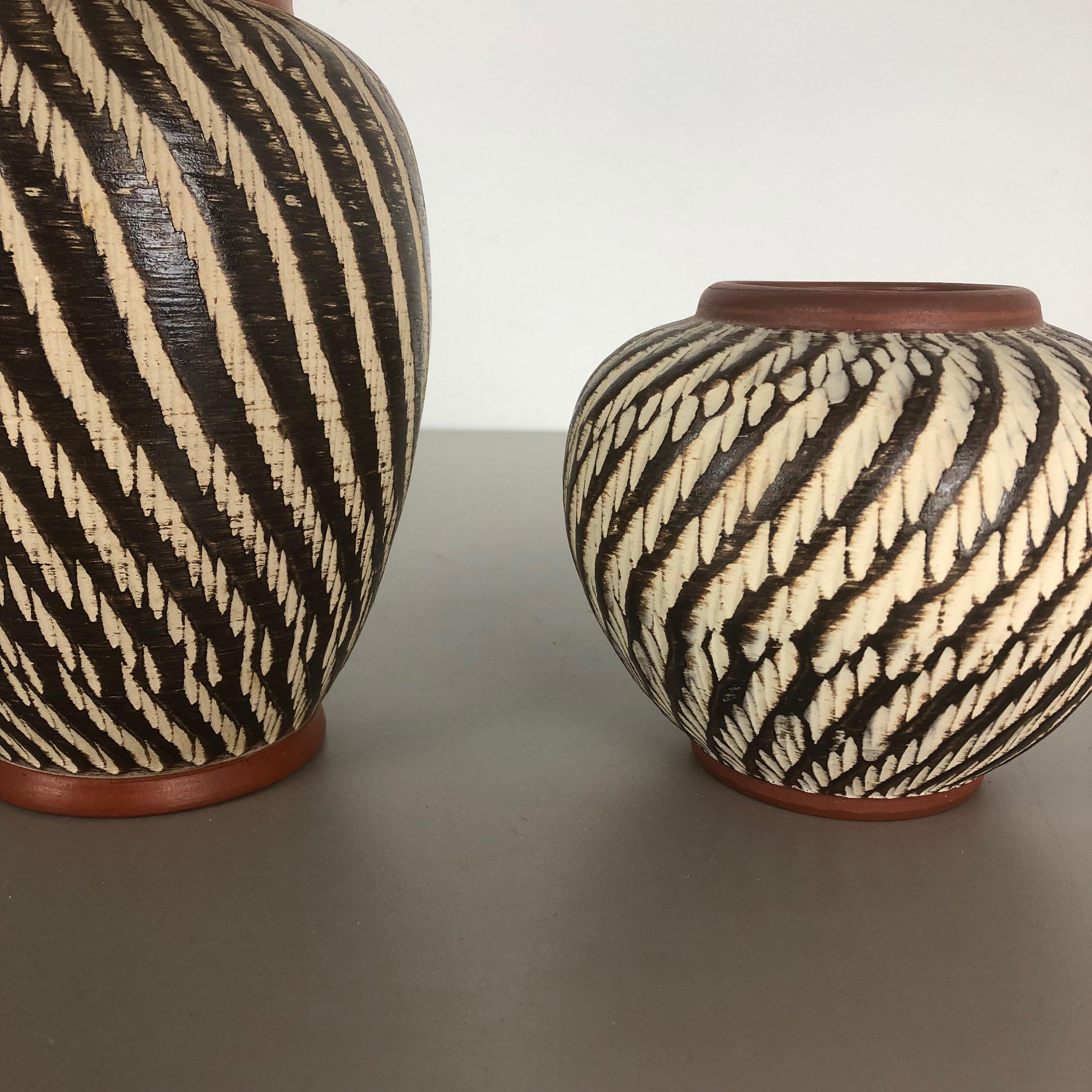 Ensemble de deux vases « abstraits » en poterie vintage fabriqués par WEKARA, Allemagne, années 1960 en vente 2