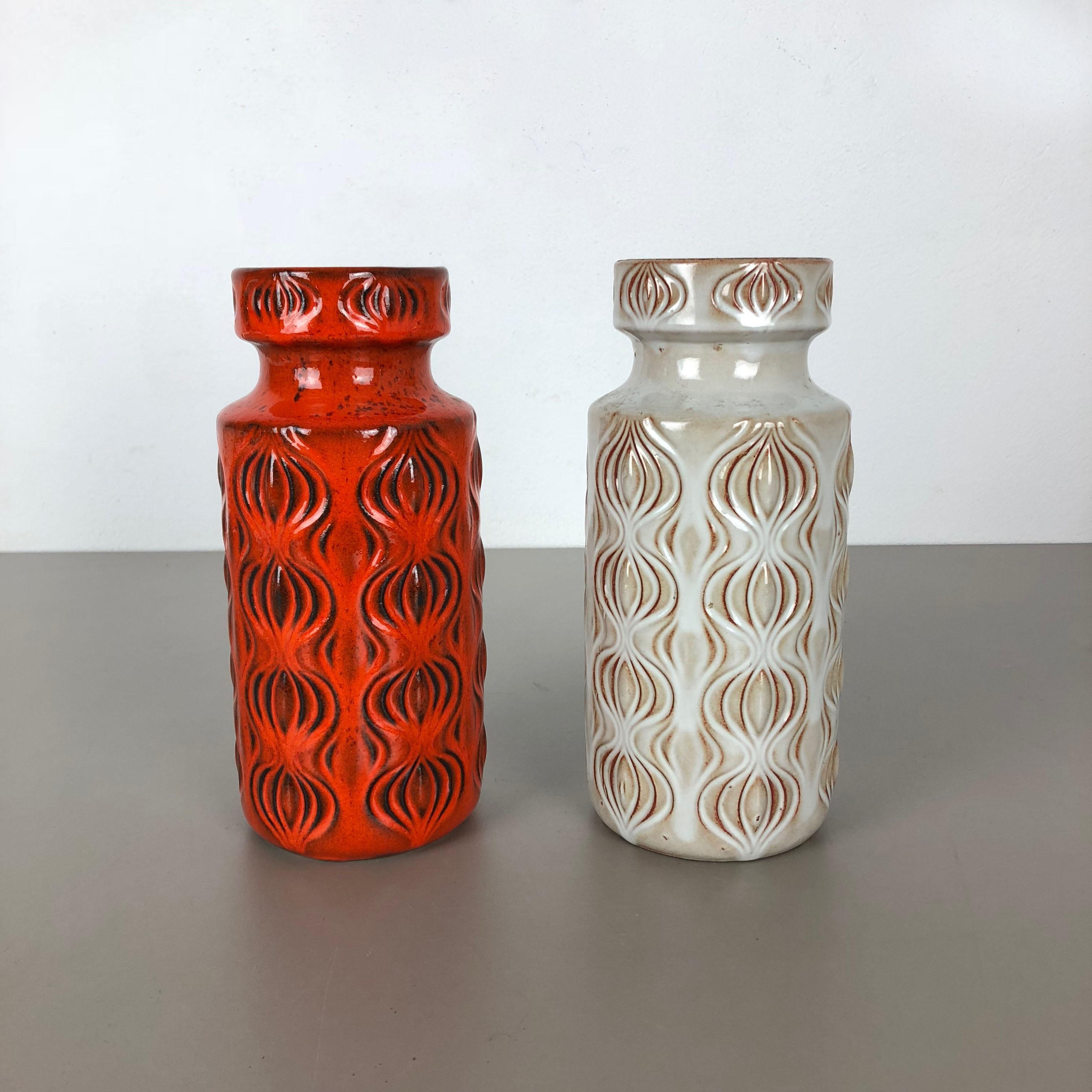 Artikel:

Set aus zwei fetten Lavakunstvasen

Modell: Zwiebel

Produzent:

Scheurich, Deutschland



Jahrzehnt:

1970s


Diese originalen Vintage-Vasen wurden in den 1970er Jahren in Deutschland hergestellt. Sie ist aus Keramik in
