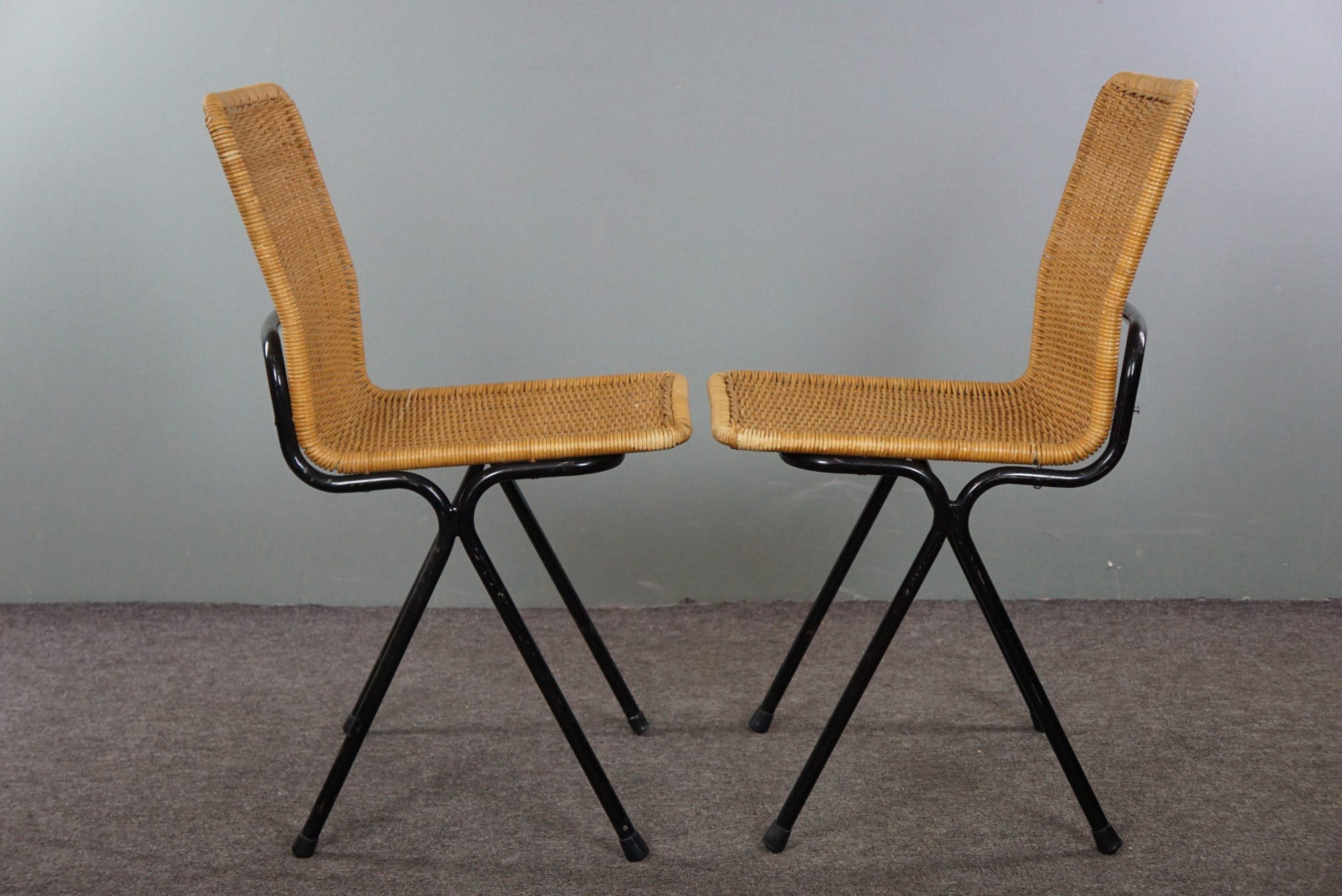 Offert par Thijs, cet ensemble de deux chaises design en rotin vintage, Dirk van Sliedrecht, années 1960. Ce bel ensemble est en bon état d'usage et s'intègre parfaitement dans presque tous les styles d'intérieur. Ces chaises sont également
