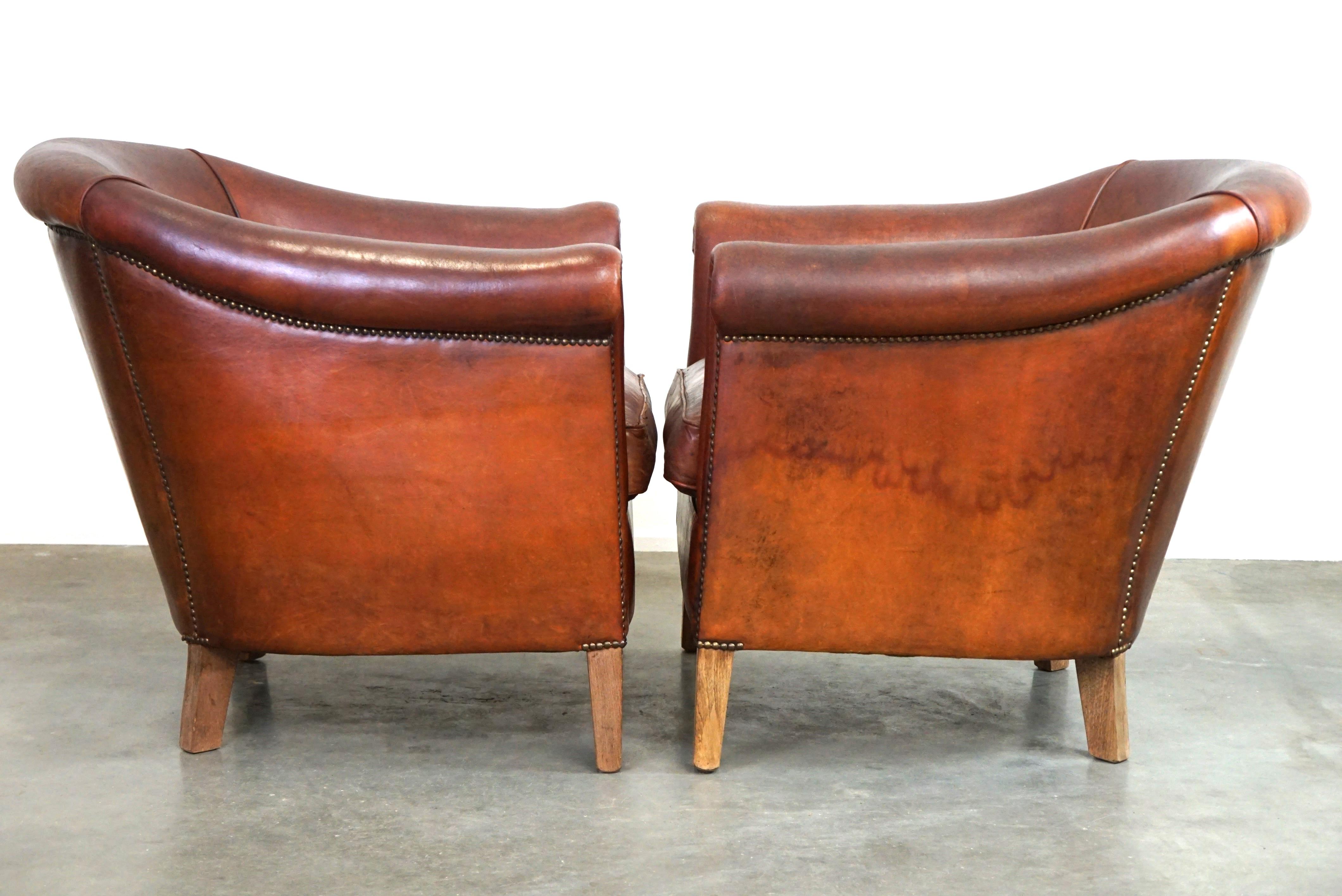 Offert : cet adorable ensemble de deux fauteuils club vintage en cuir de mouton au caractère robuste.

Avec un ensemble de fauteuils club en cuir de mouton ayant acquis une belle patine à l'usage, vous achetez quelque chose qui s'adapte à tous les