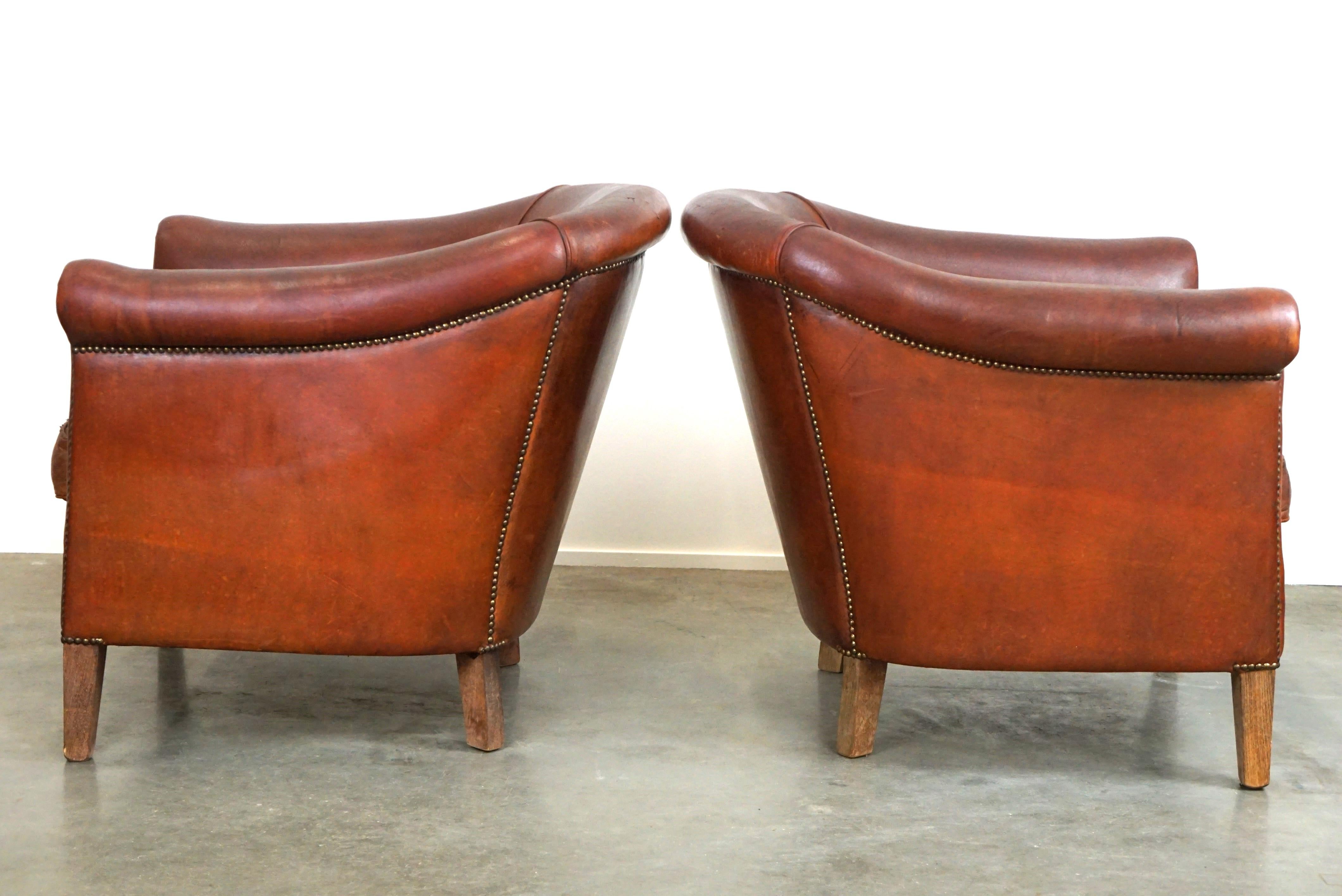 Néerlandais Ensemble de deux fauteuils club vintage en cuir de mouton au caractère robuste