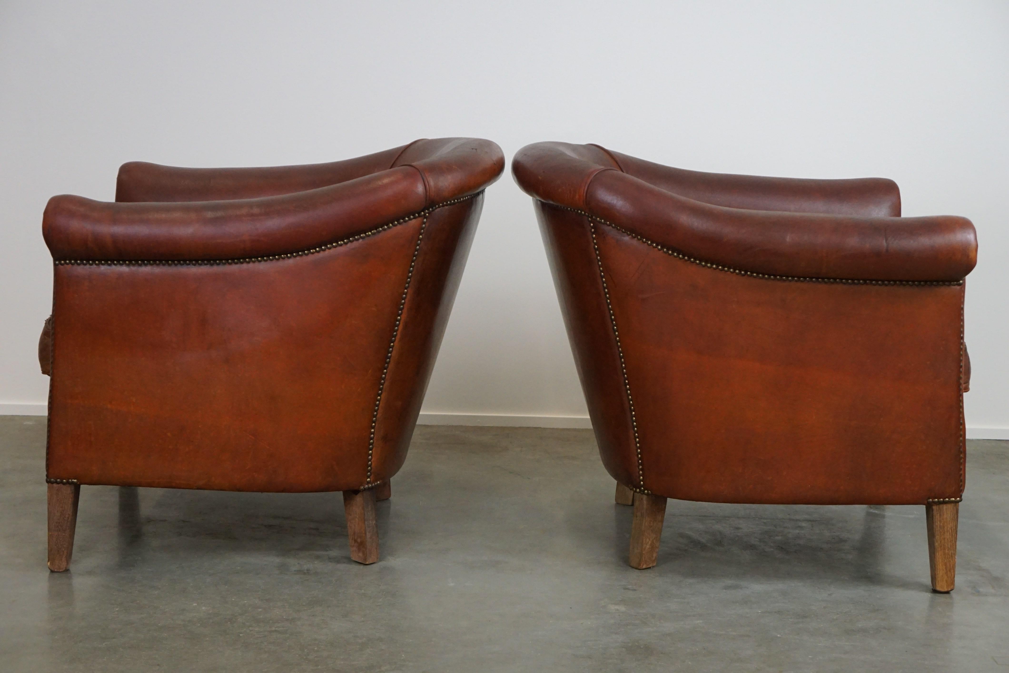 Set of two vintage sheep leather club armchairs with a rugged character In Fair Condition For Sale In Harderwijk, NL