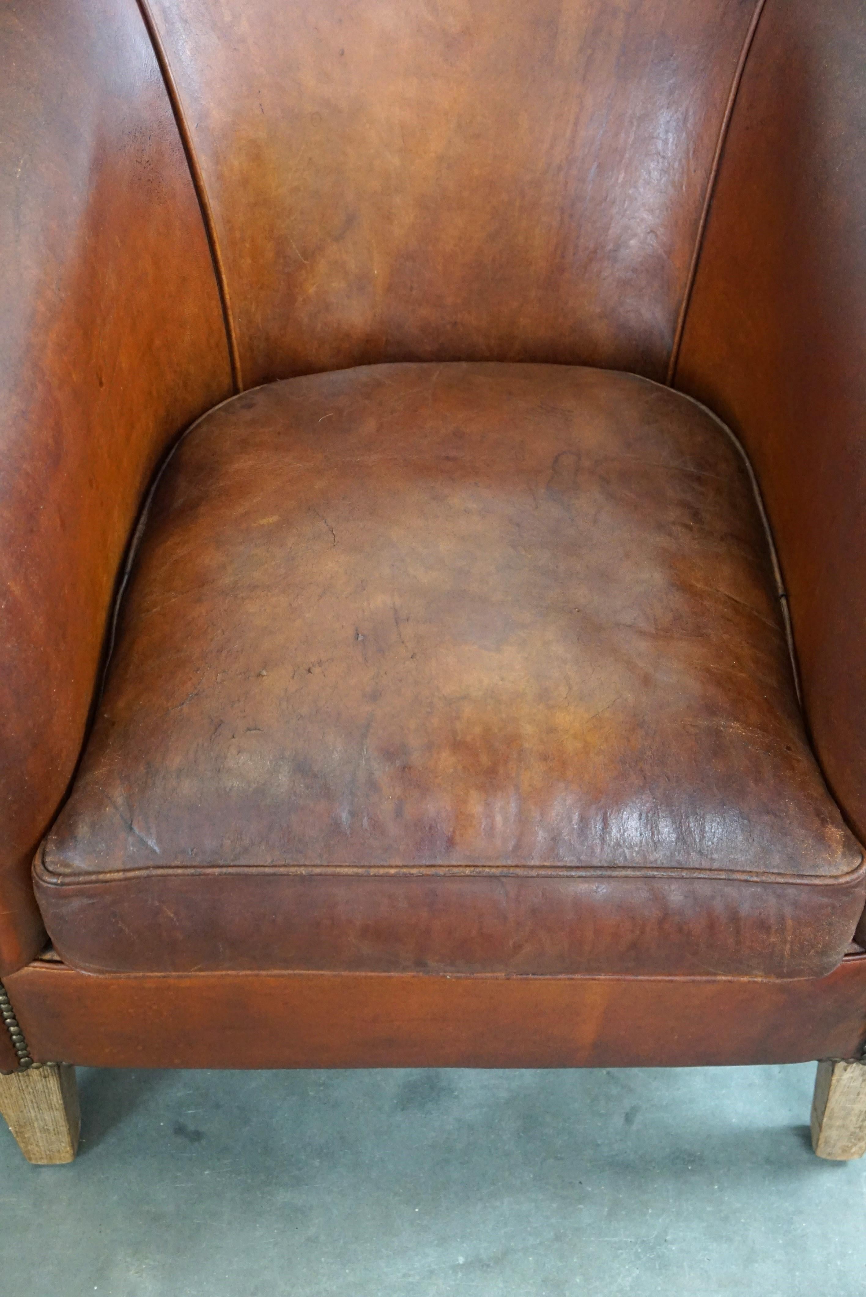 Ensemble de deux fauteuils club vintage en cuir de mouton au caractère robuste État moyen à Harderwijk, NL