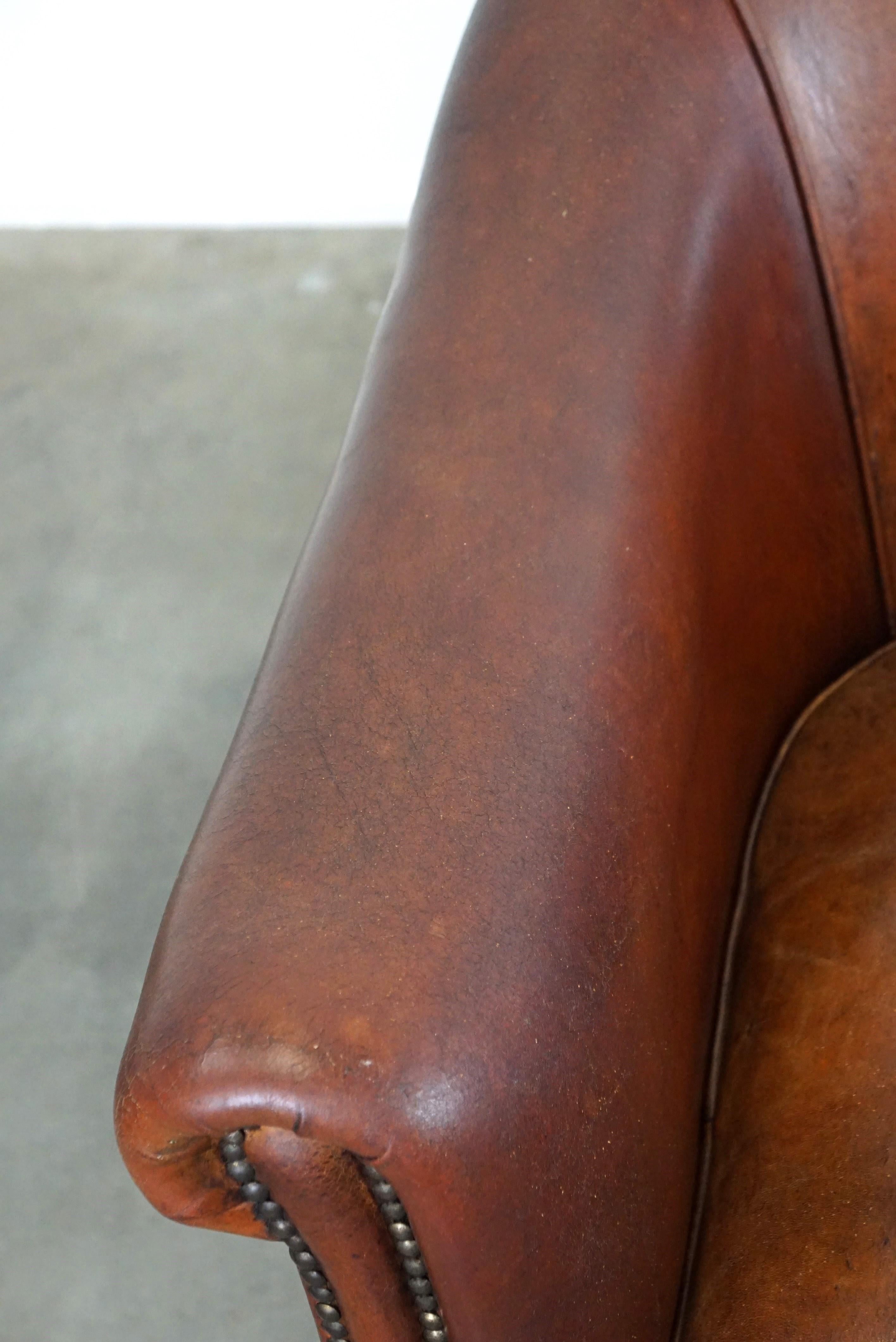 XXIe siècle et contemporain Ensemble de deux fauteuils club vintage en cuir de mouton au caractère robuste