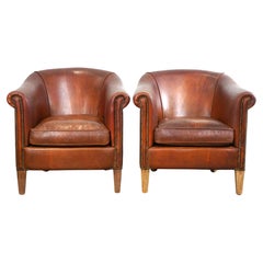 Ensemble de deux fauteuils club vintage en cuir de mouton au caractère robuste