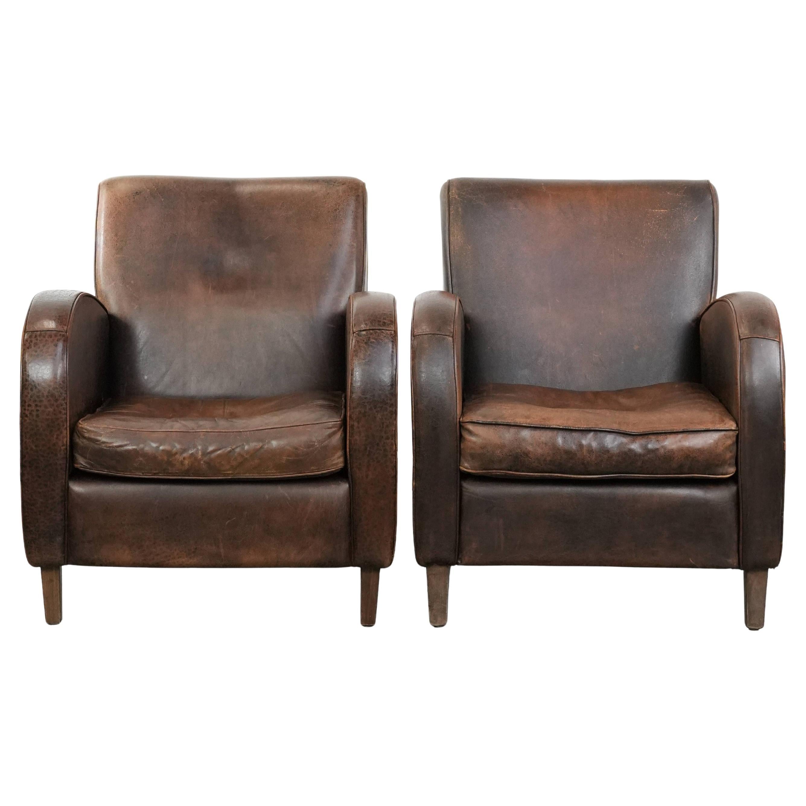 Ensemble de deux fauteuils design en cuir de mouton vintage de couleur cognac. en vente