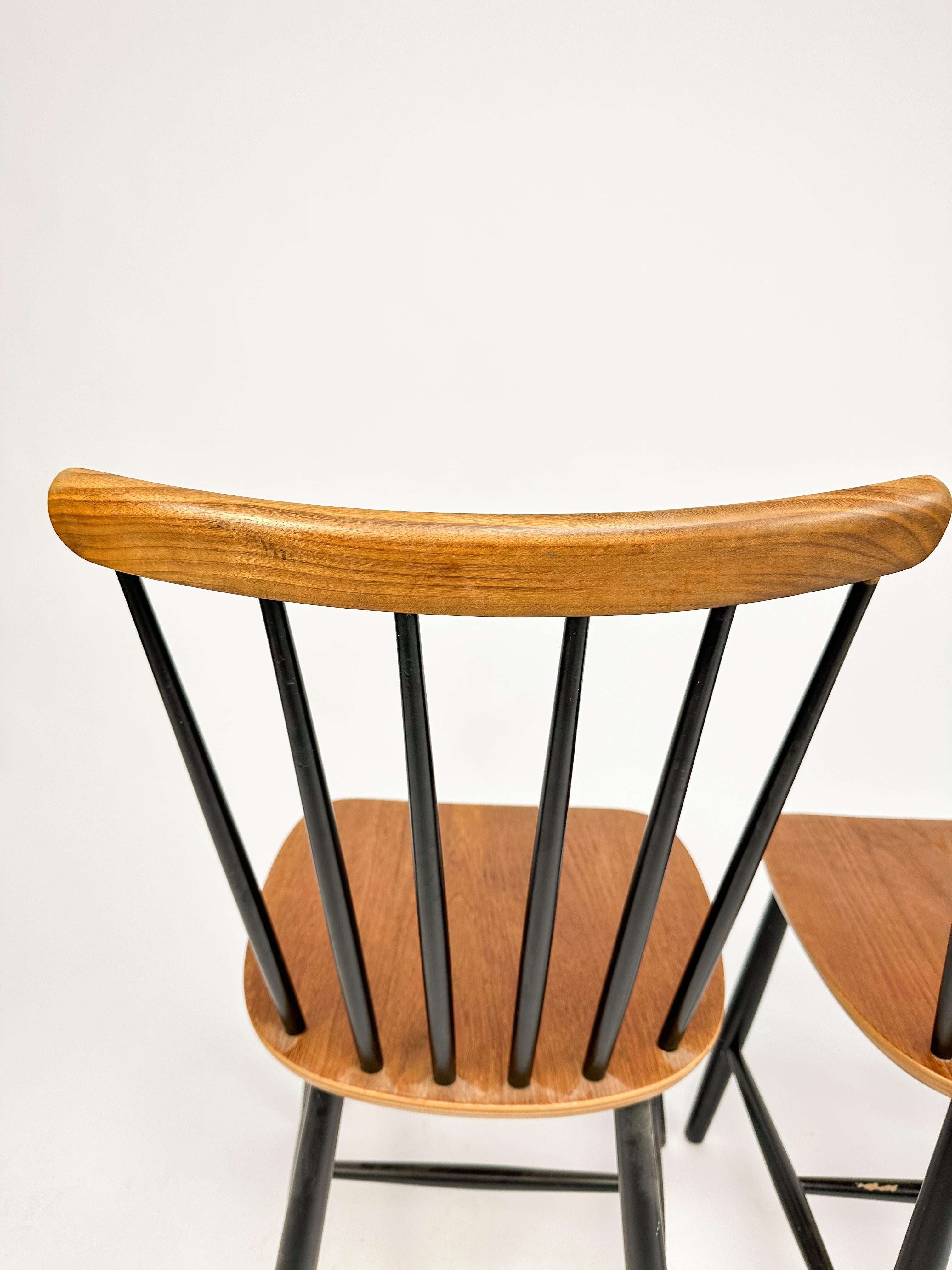Set of Two Vintage Spindle Back Chairs in the style of Tapiovaara In Good Condition For Sale In BERKEL EN RODENRIJS, NL
