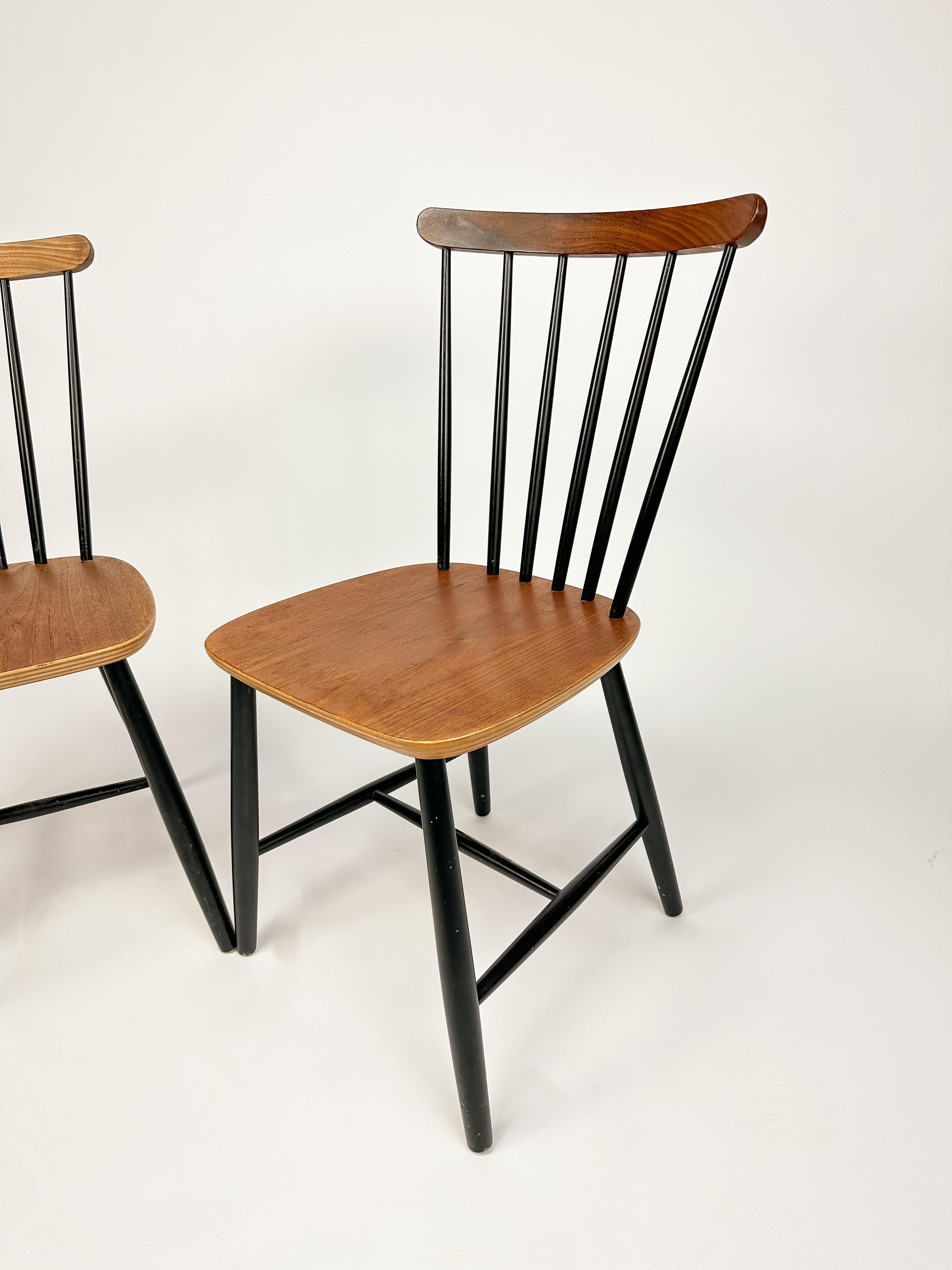 Set of Two Vintage Spindle Back Chairs in the style of Tapiovaara For Sale 1