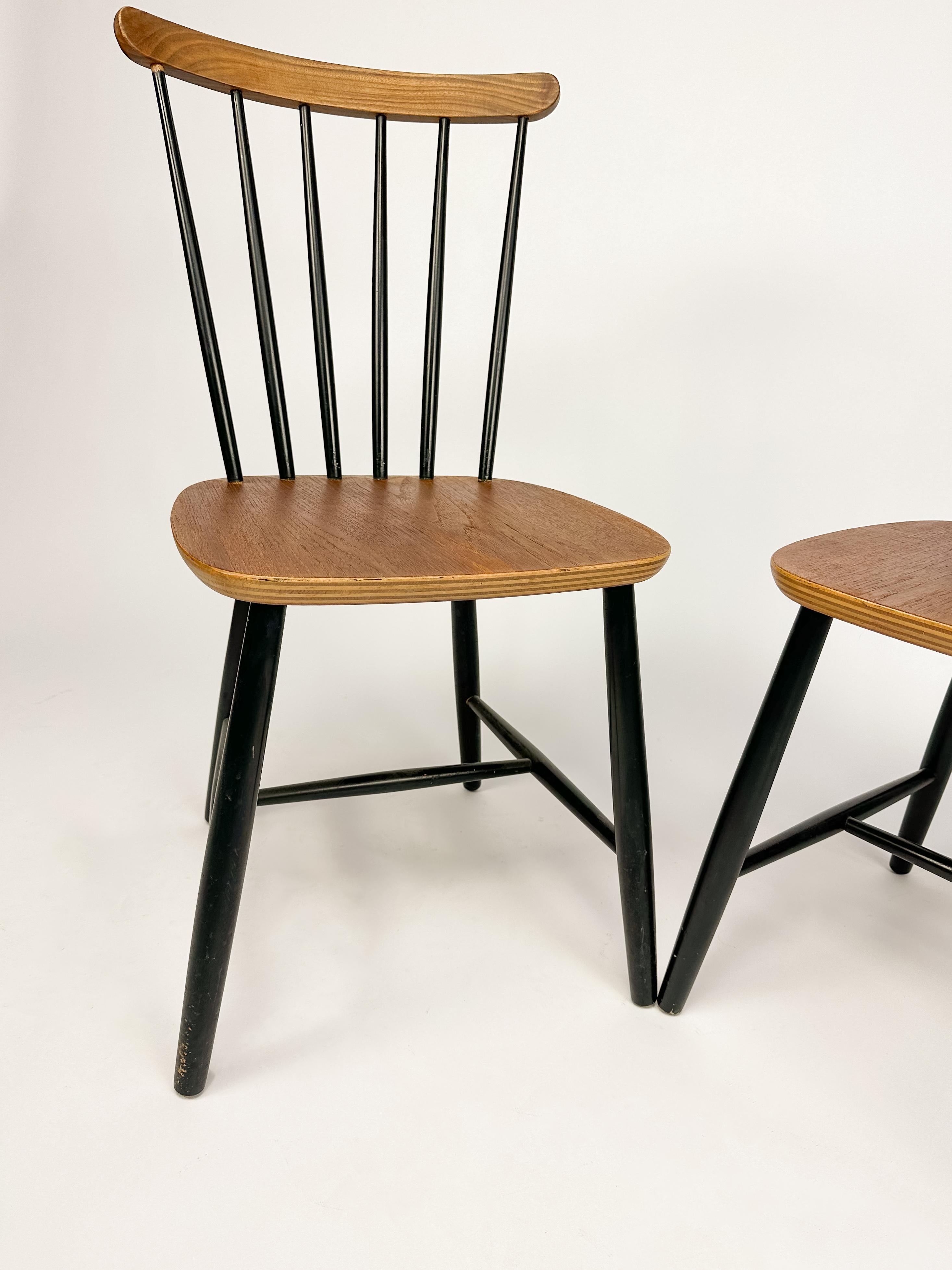 Set of Two Vintage Spindle Back Chairs in the style of Tapiovaara For Sale 2