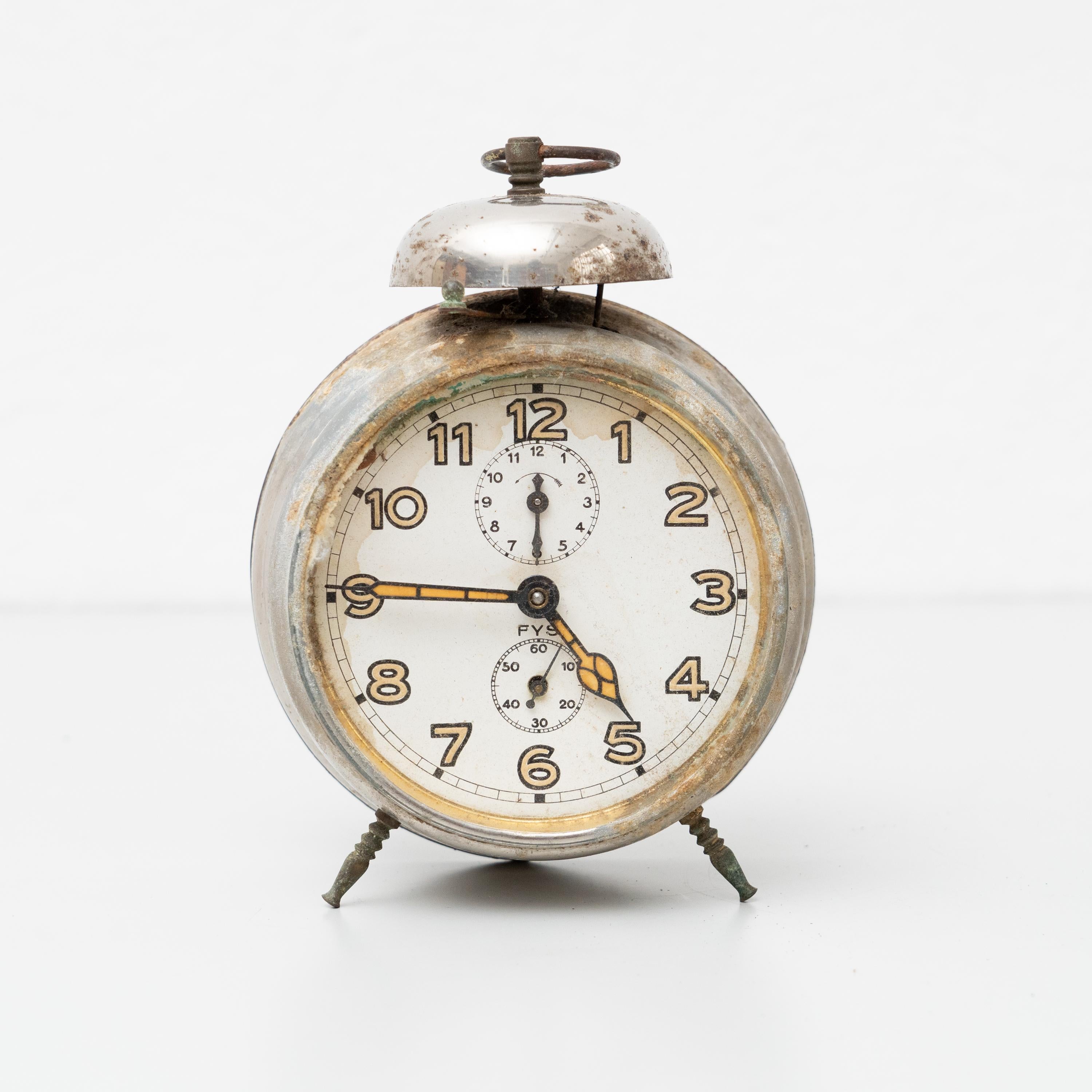 Ensemble de deux horloges d'alarme espagnoles traditionnelles vintage, vers 1960 en vente 4