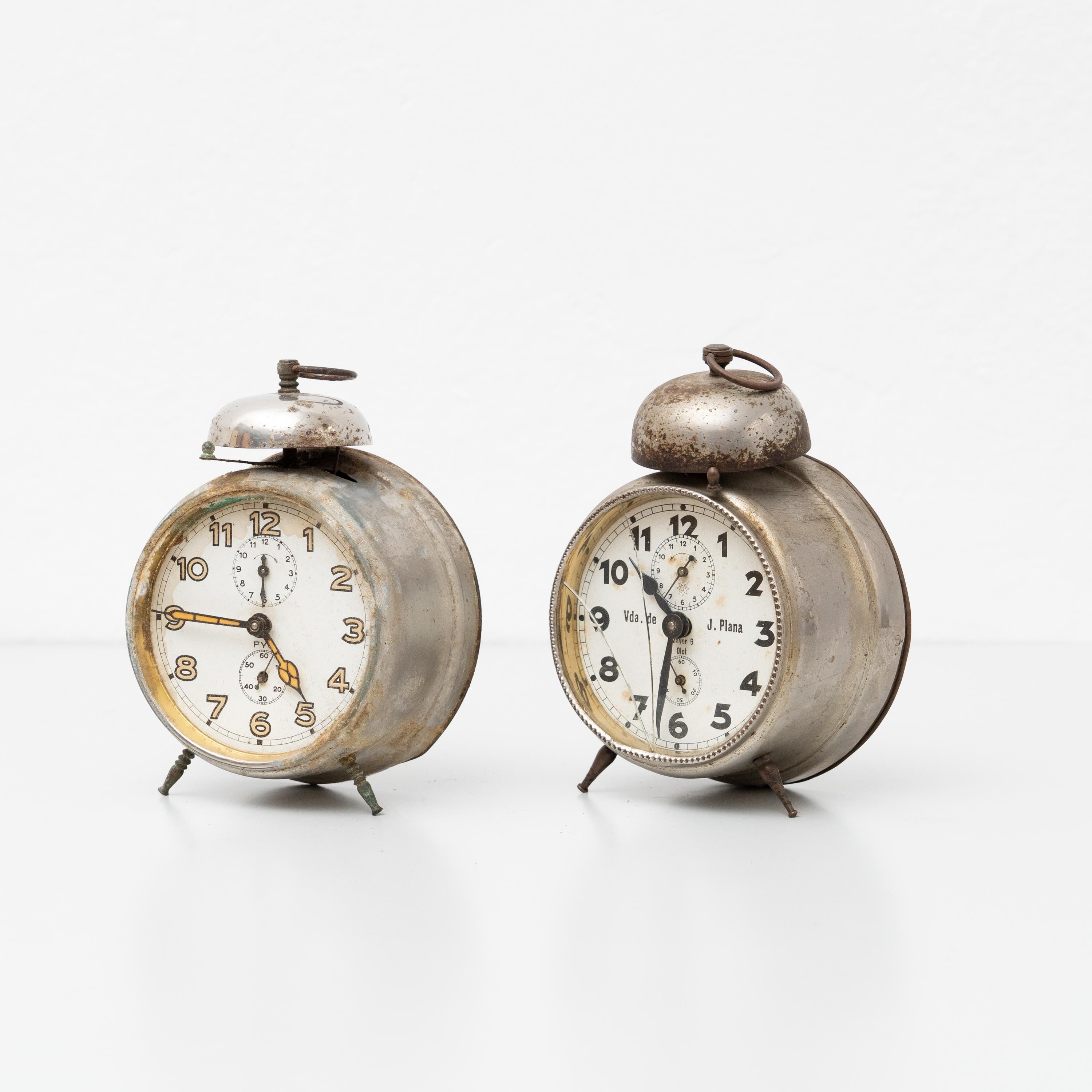 Allemand Ensemble de deux horloges d'alarme espagnoles traditionnelles vintage, vers 1960 en vente
