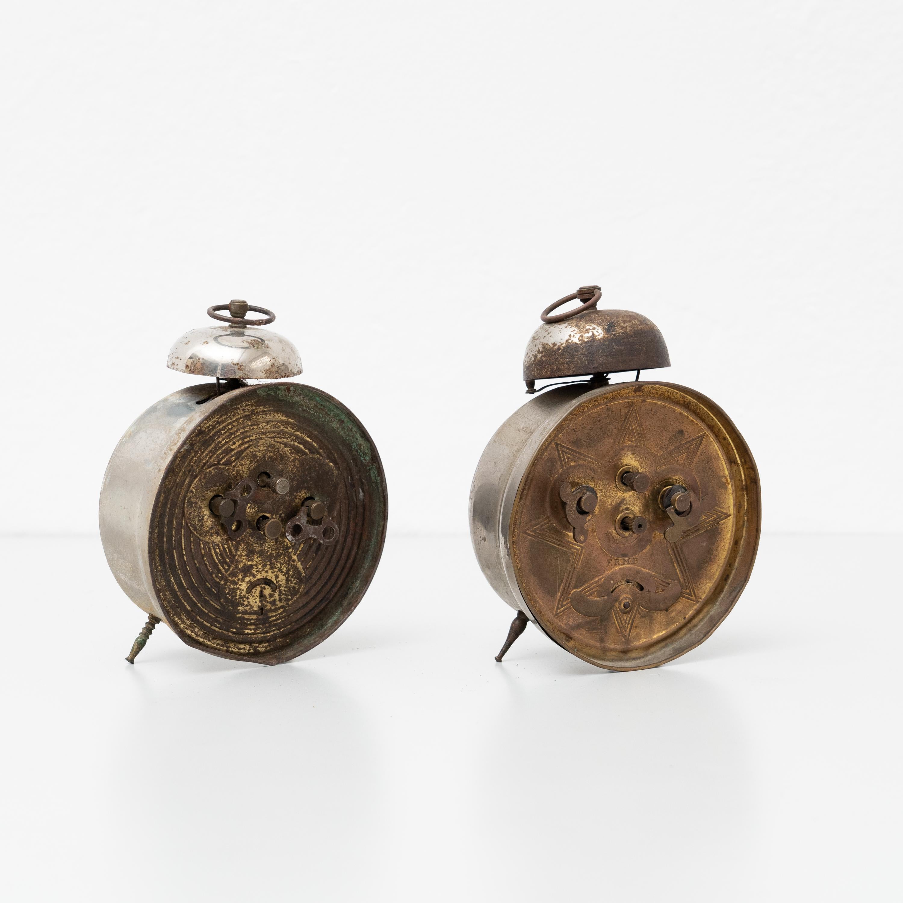 Milieu du XXe siècle Ensemble de deux horloges d'alarme espagnoles traditionnelles vintage, vers 1960 en vente