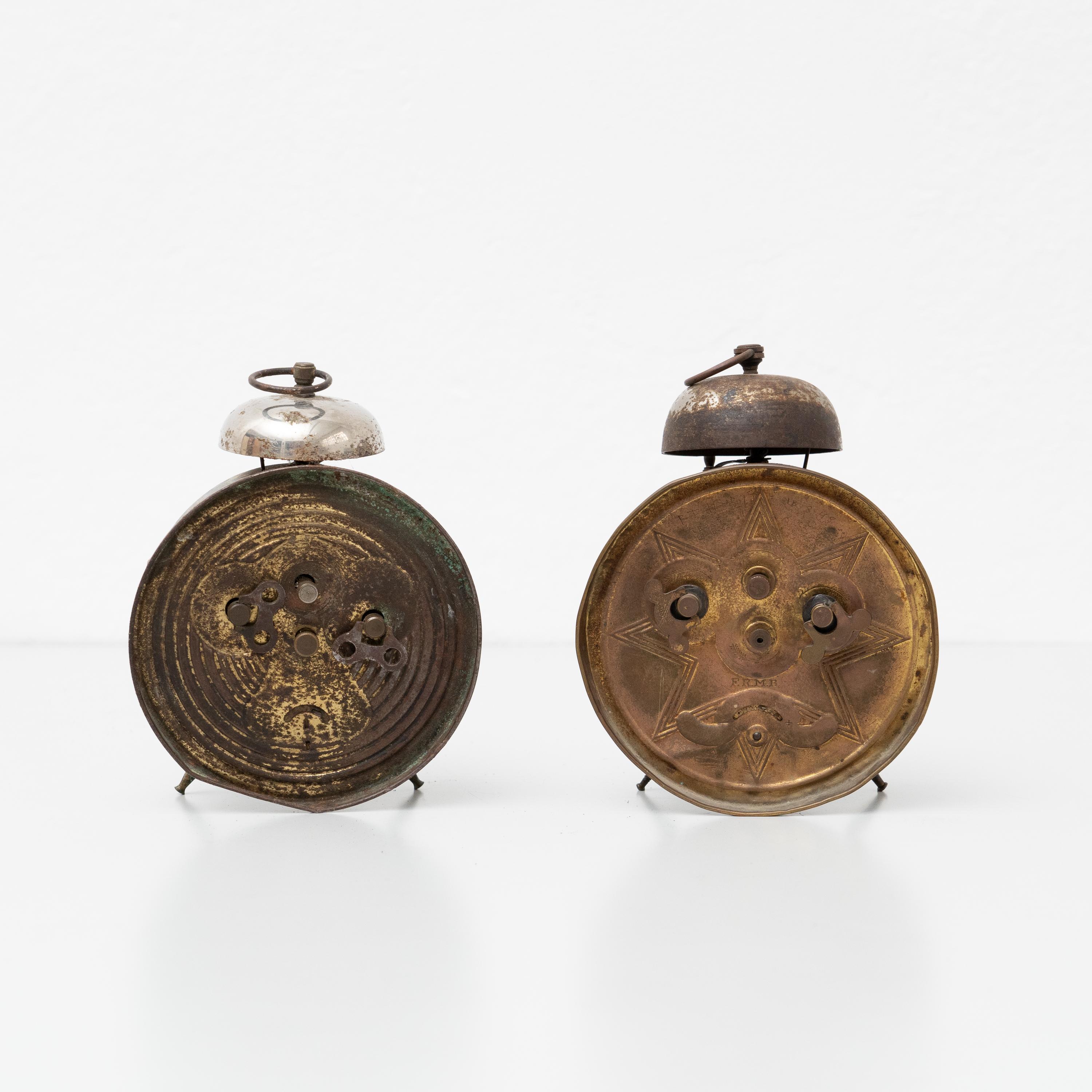 Métal Ensemble de deux horloges d'alarme espagnoles traditionnelles vintage, vers 1960 en vente