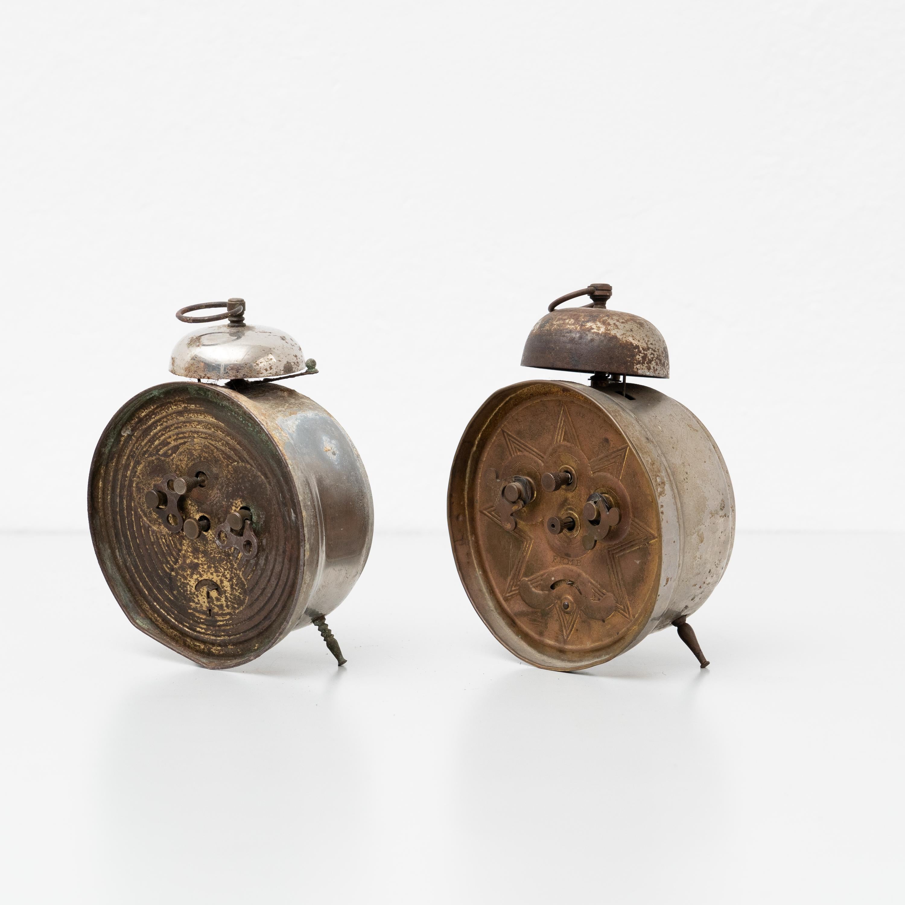 Ensemble de deux horloges d'alarme espagnoles traditionnelles vintage, vers 1960 en vente 1