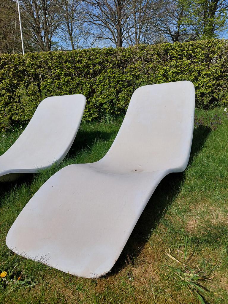 Set of two vintage design lounge chairs, by Charles Zublena, France, 1960s.

Beautiful pair of white lacquered fiberglass vintage design chaise longues for indoor and outdoor use, elegant shape and easy to stack.

A real eye-catcher for any