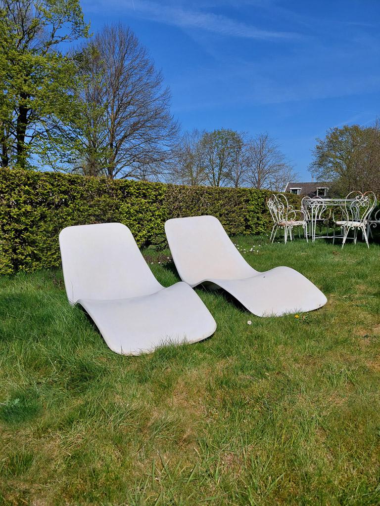 Mid-Century Modern Set of Two Vintage White Fiberglass Lounge Chairs by Charles Zublena 1960s. For Sale
