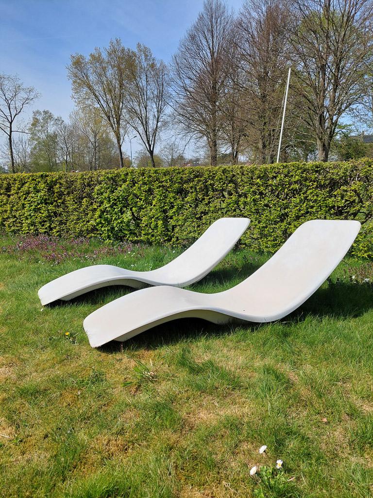 Set of Two Vintage White Fiberglass Lounge Chairs by Charles Zublena 1960s. In Good Condition For Sale In Baambrugge, NL