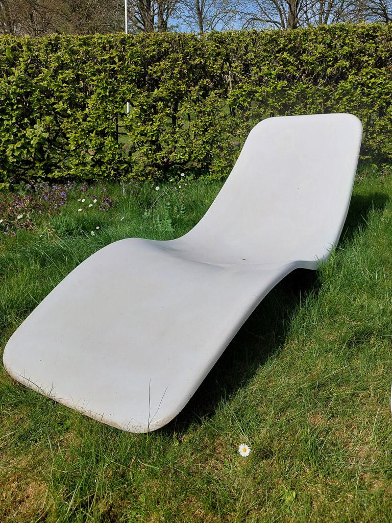 Set of Two Vintage White Fiberglass Lounge Chairs by Charles Zublena 1960s. For Sale 1