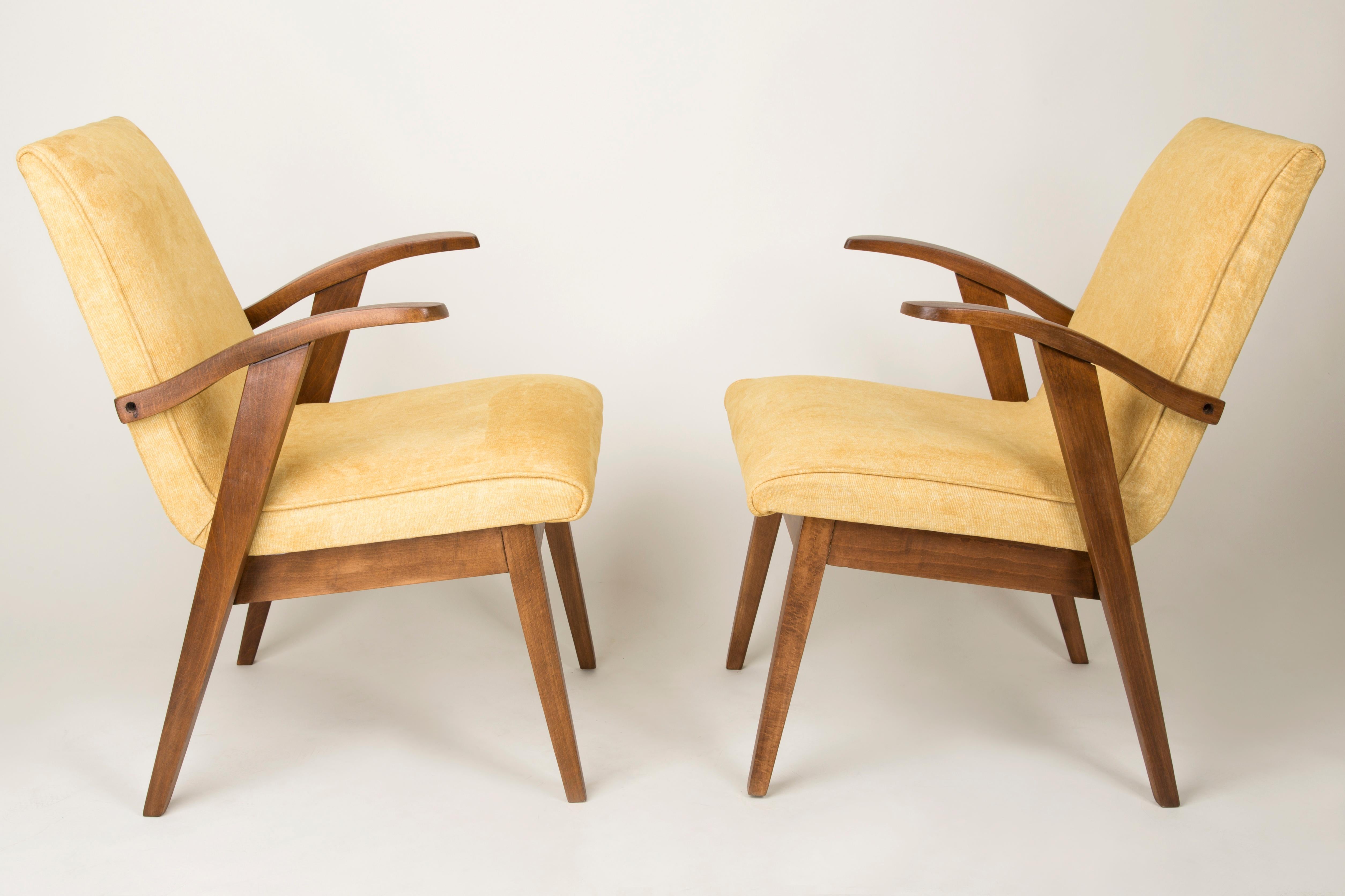Von Mieczyslaw Puchala entworfener Sessel in einer Classic-Ausgabe. Dunkles Holz kombiniert mit einem gelben Stoff verleiht ihm Eleganz und Noblesse. Der Stuhl wurde einer kompletten Tischler- und Polstermöbelrenovierung unterzogen. Das Holz ist in