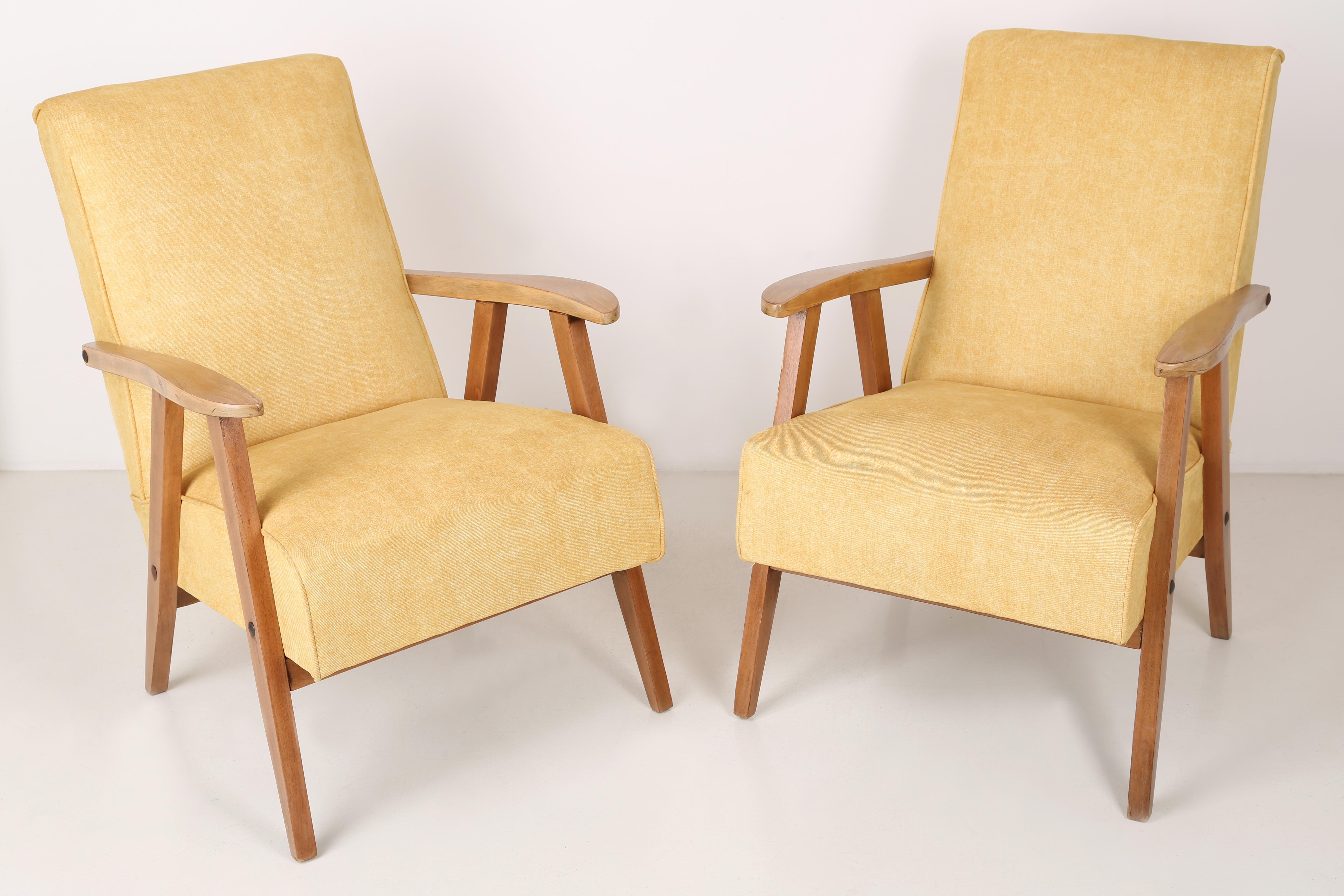 A beautiful, comfortable VAR-type armchair, made in the 1960s in Poland. A very comfortable spring seat. The armchair underwent a full carpentry and upholstery renovation. We can prepare this set also in another color.