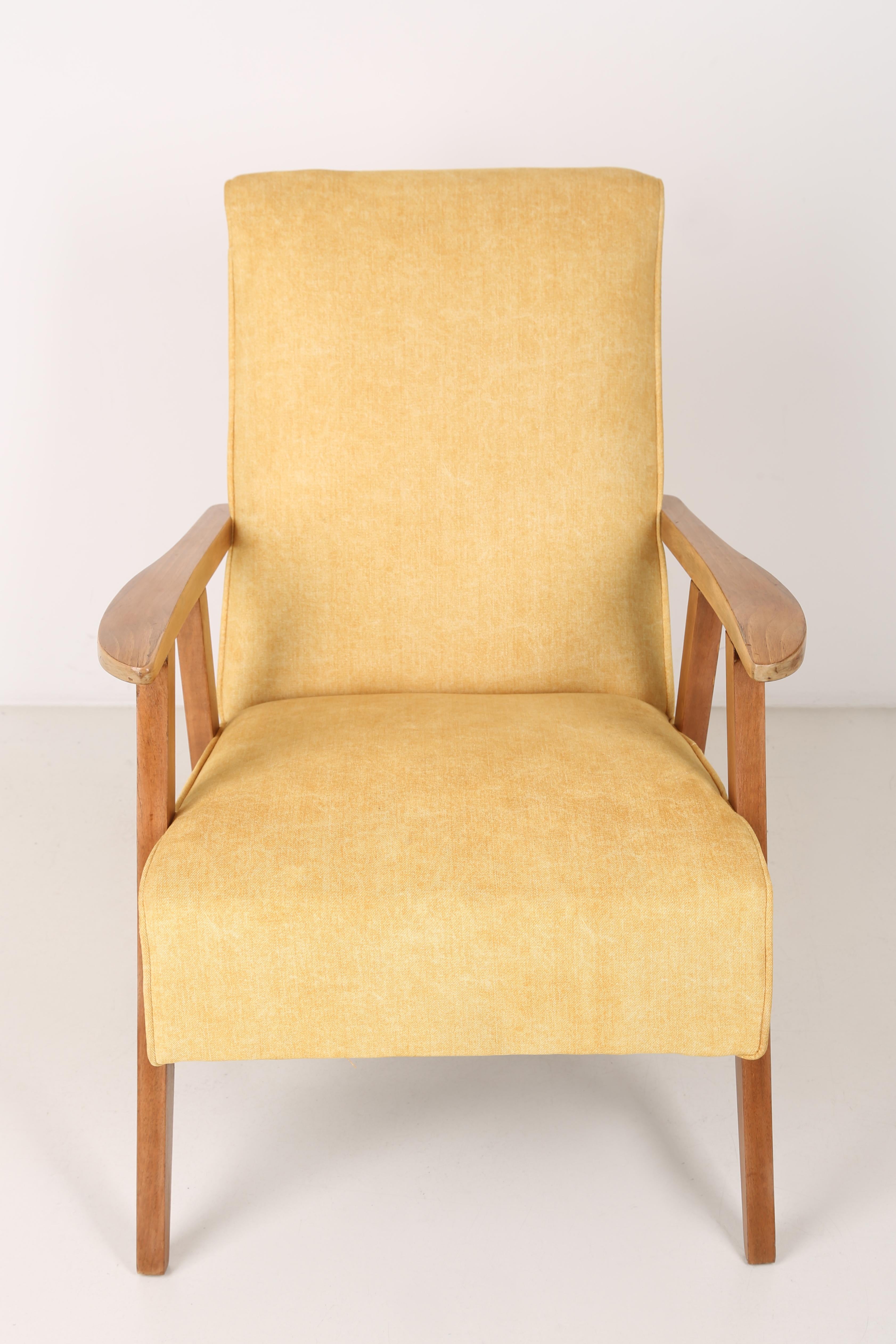 Set of Two Vintage Yellow VAR Armchairs, 1960s In Excellent Condition For Sale In 05-080 Hornowek, PL