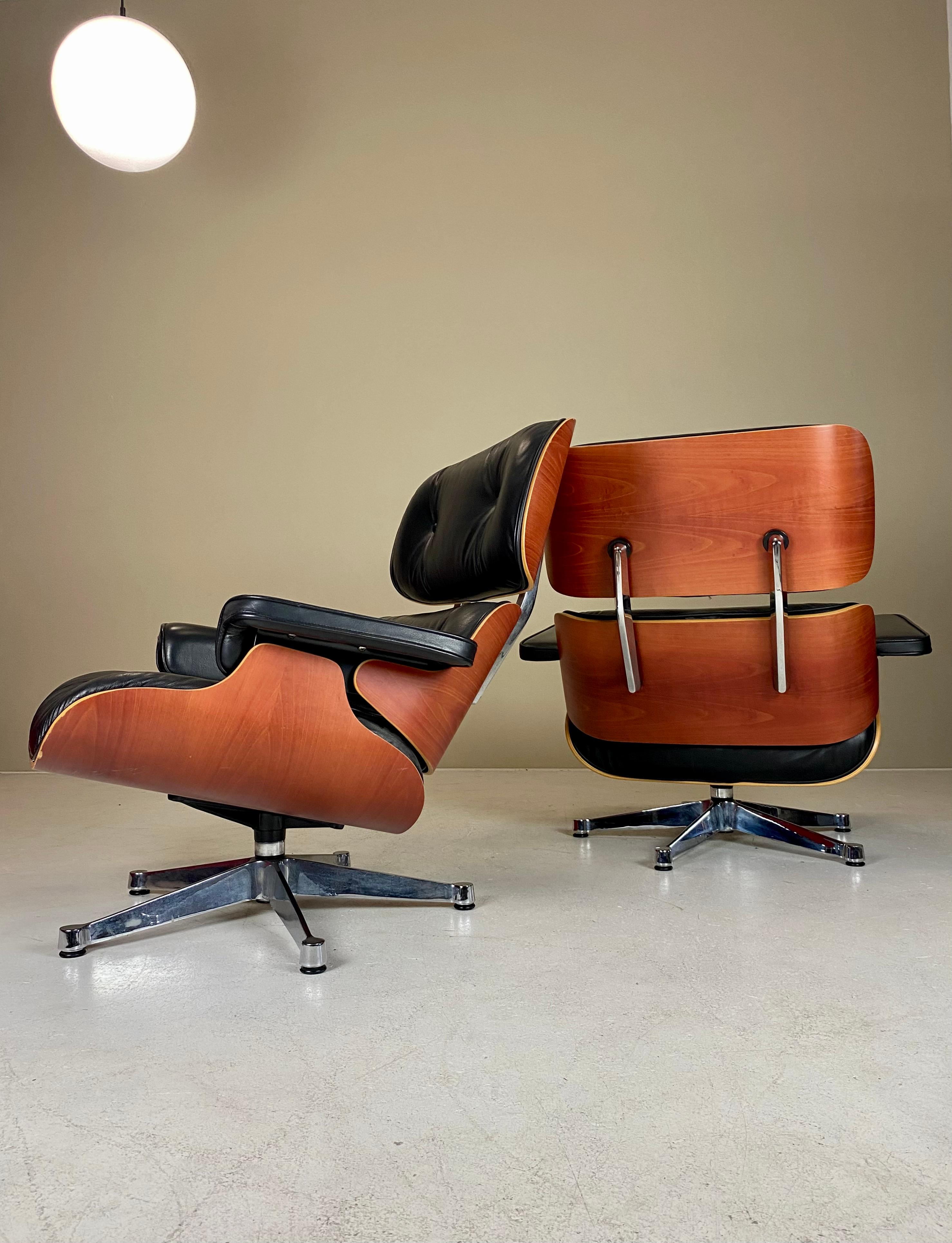 Set of two Vitra 671 Lounge Chairs by Charles and Ray Eames For Sale 4