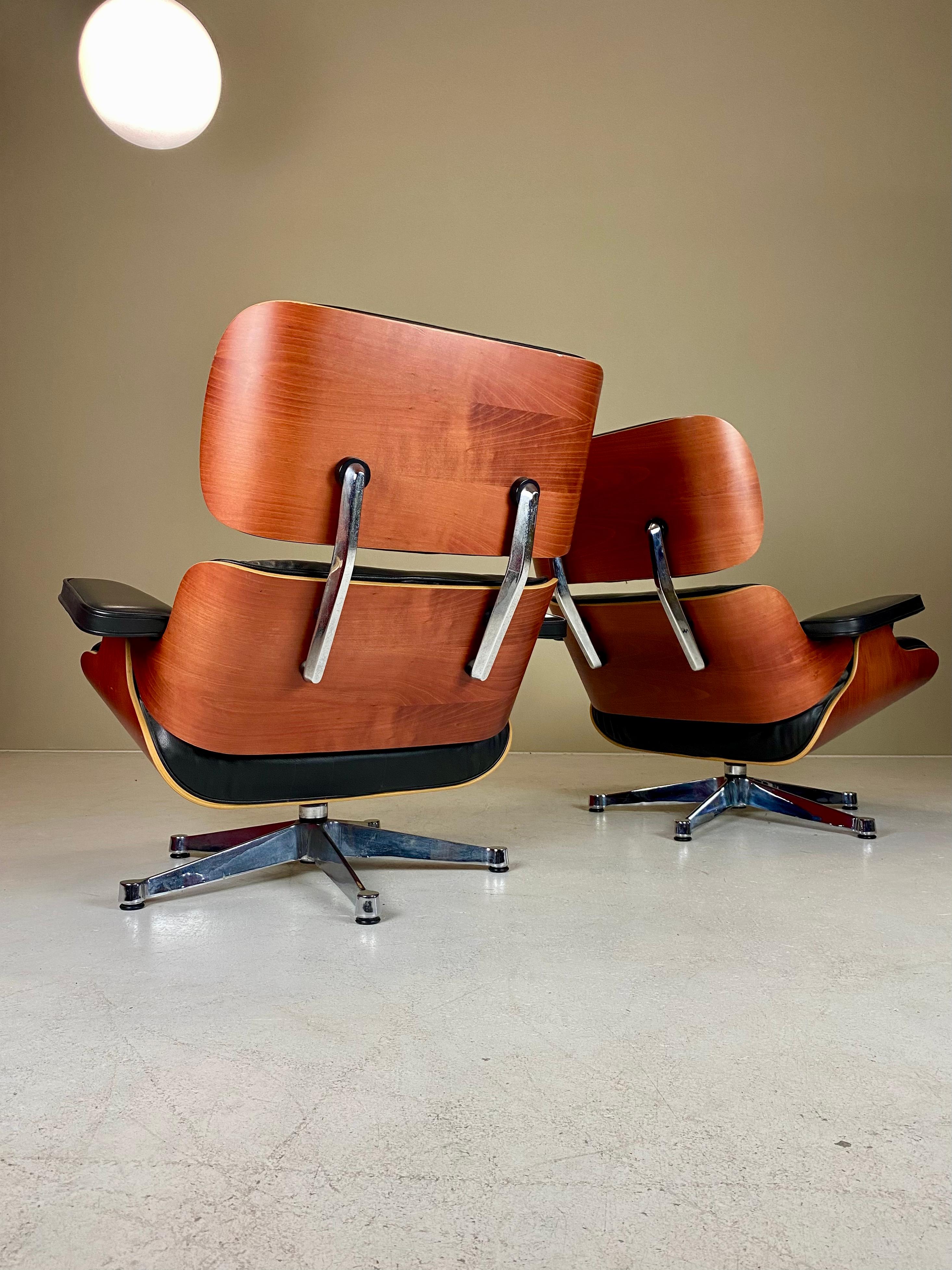 Mid-Century Modern Set of two Vitra 671 Lounge Chairs by Charles and Ray Eames For Sale