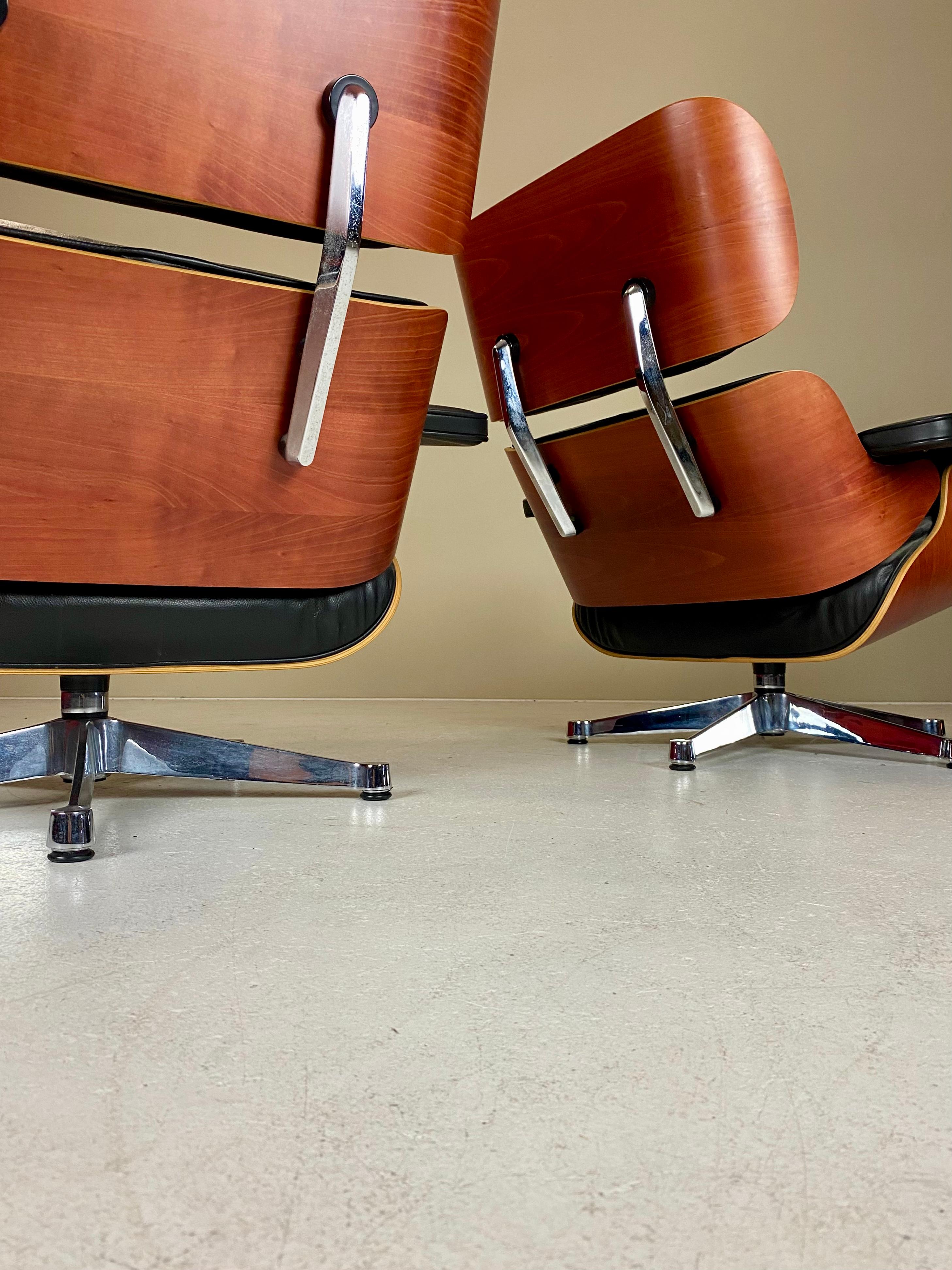 Set of two Vitra 671 Lounge Chairs by Charles and Ray Eames In Good Condition For Sale In CULEMBORG, GE