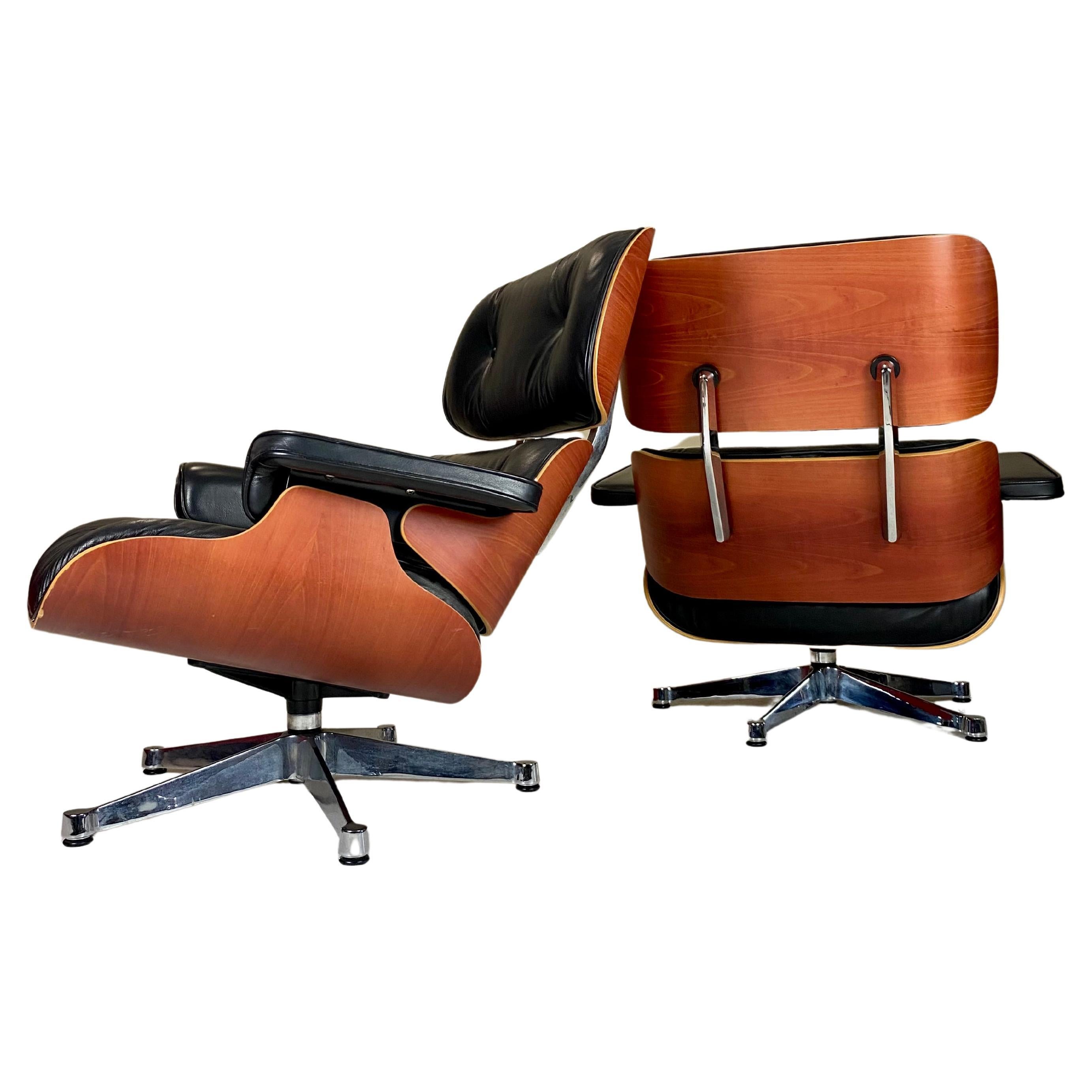 Set of two Vitra 671 Lounge Chairs by Charles and Ray Eames For Sale