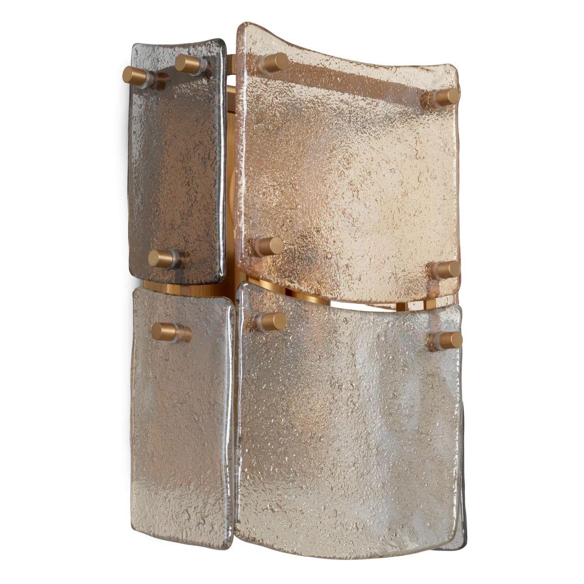 Die Wandleuchte in antikem Messing-Finish verkörpert zeitlose Eleganz und raffinierte Handwerkskunst. Mit einem robusten Messingrahmen und einem handgefertigten Glasschirm verbreitet diese Wandleuchte ein warmes und einladendes Licht, das jedem