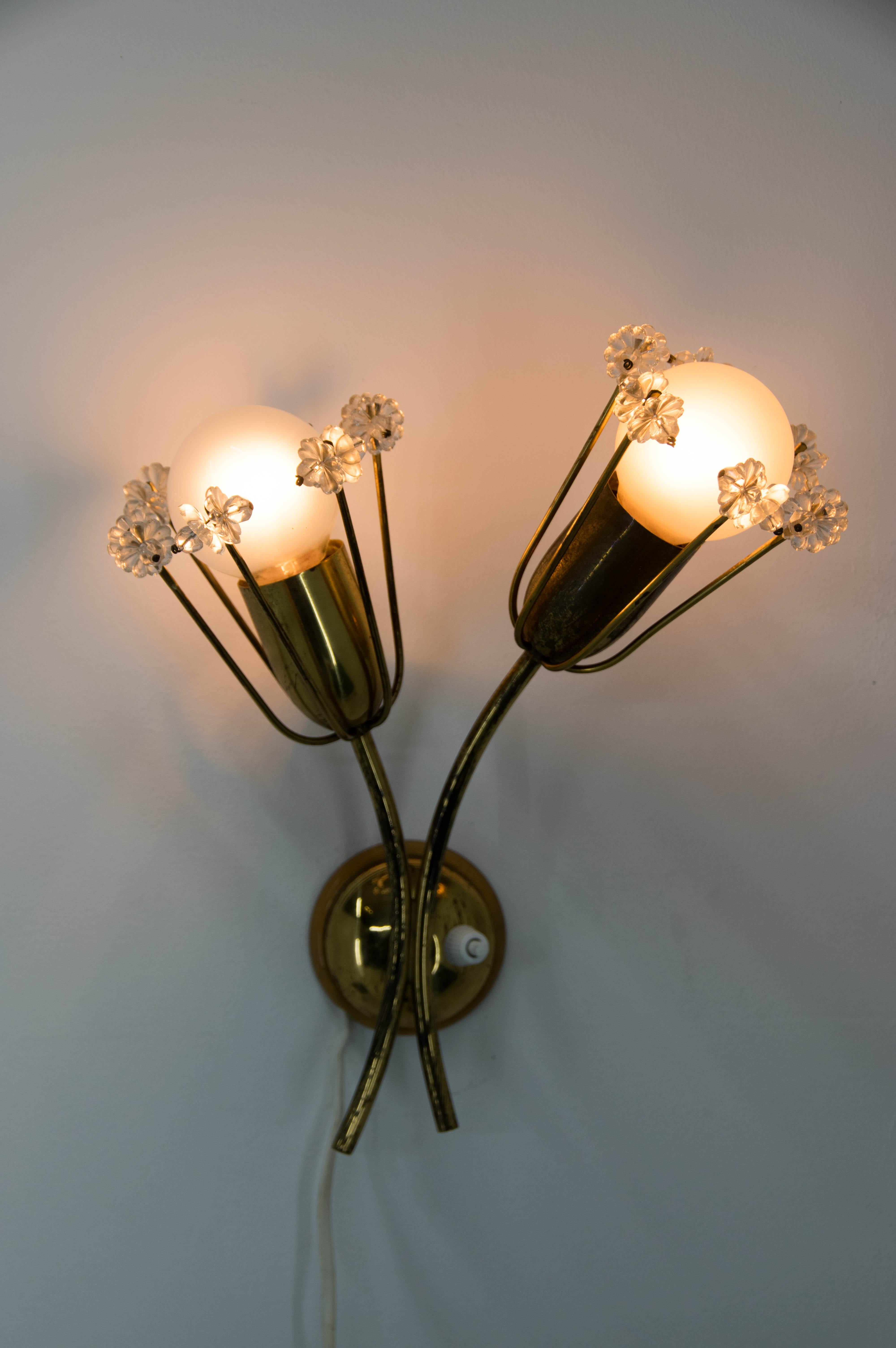 Made in Austria in 1950s.
Lacquered brass with age patina.
Crystal in perfect condition.
40W, E25-E27 bulbs.