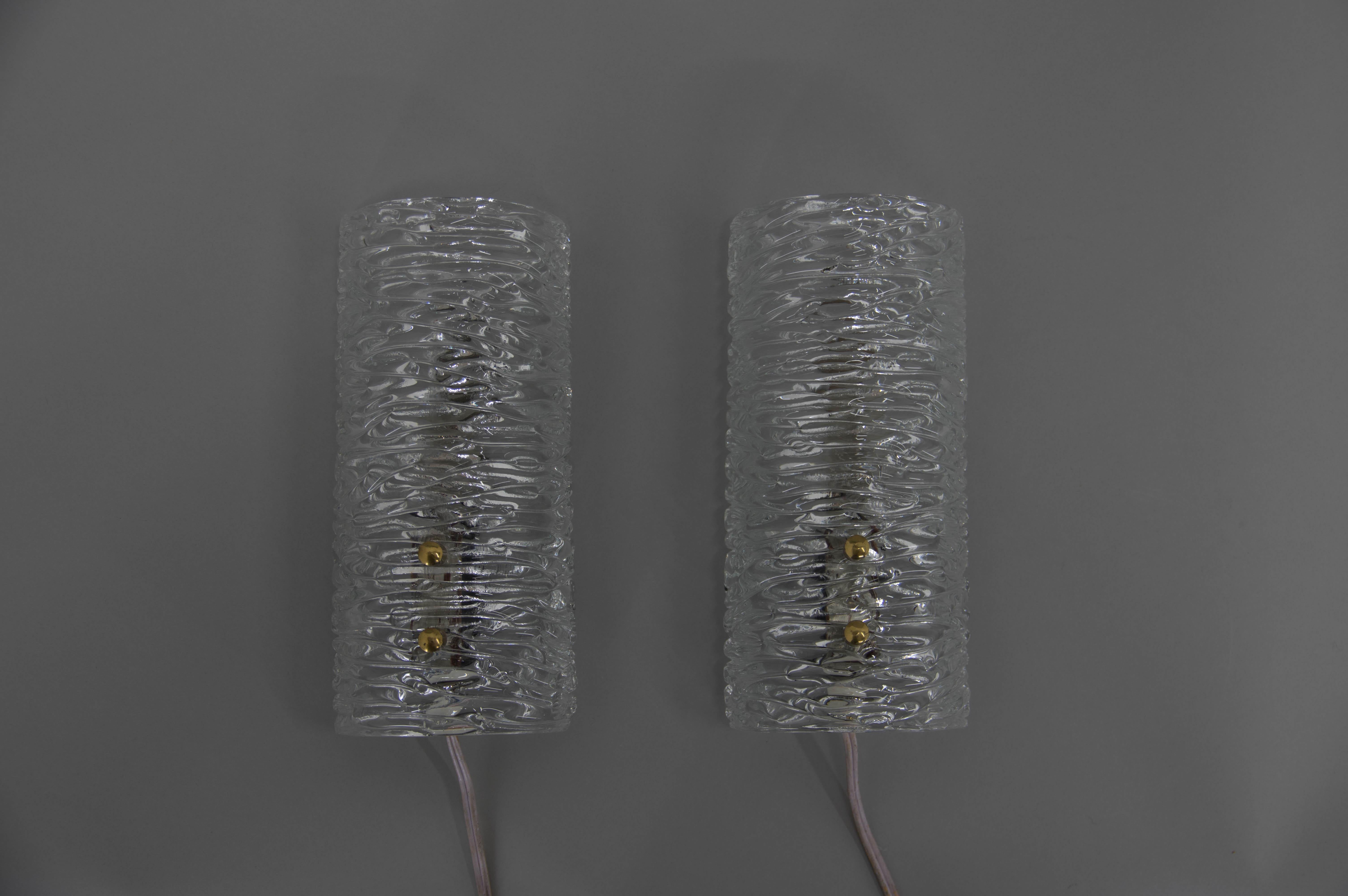 A beautiful pair of brass and glass modernist wall lights, executed by Kalmar Vienna in the 1950s.
Very good condition.
Rewired: 1 x 60W, E12-E14 bulb
US wiring compatible.