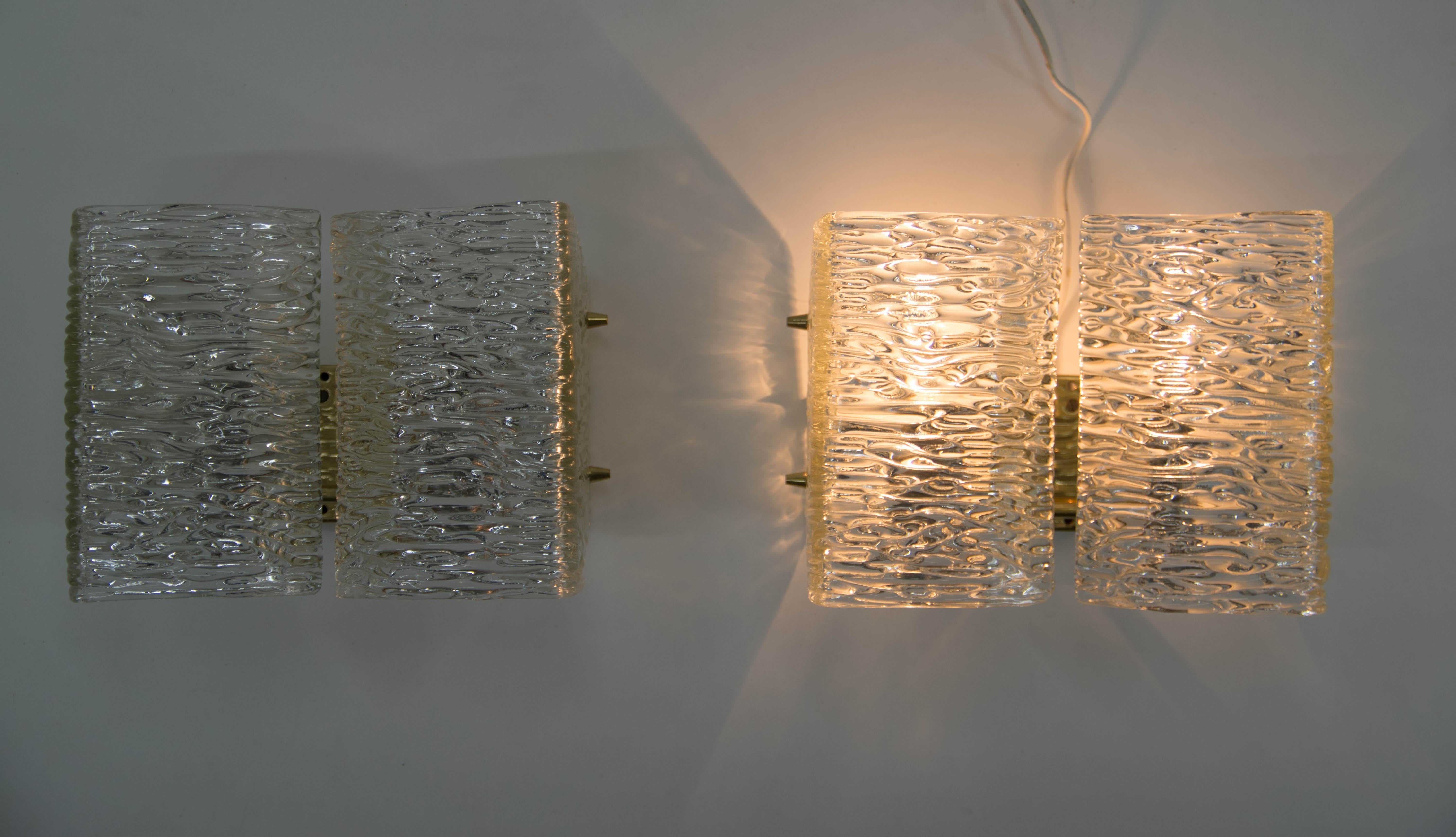 Una bellissima coppia di applique moderniste in ottone e vetro, realizzate da Kalmar Vienna negli anni Cinquanta.
Condizioni perfette.
Un pomello in ottone è stato sostituito con uno nuovo di forma diversa.
2 lampadine da 60W, E25-E27
Compatibile