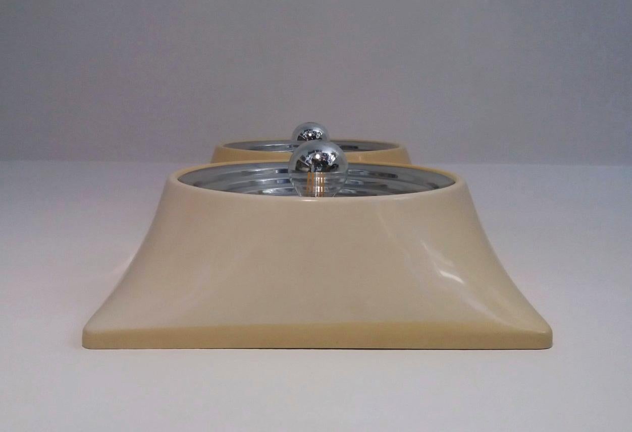 Wall lamps in ABS (Plastic) and aluminum, designed by Nizzoli Associati, Stilnovo Production 1969, Italy.
Signed STILNOVO Italy. Lamp out of production.
