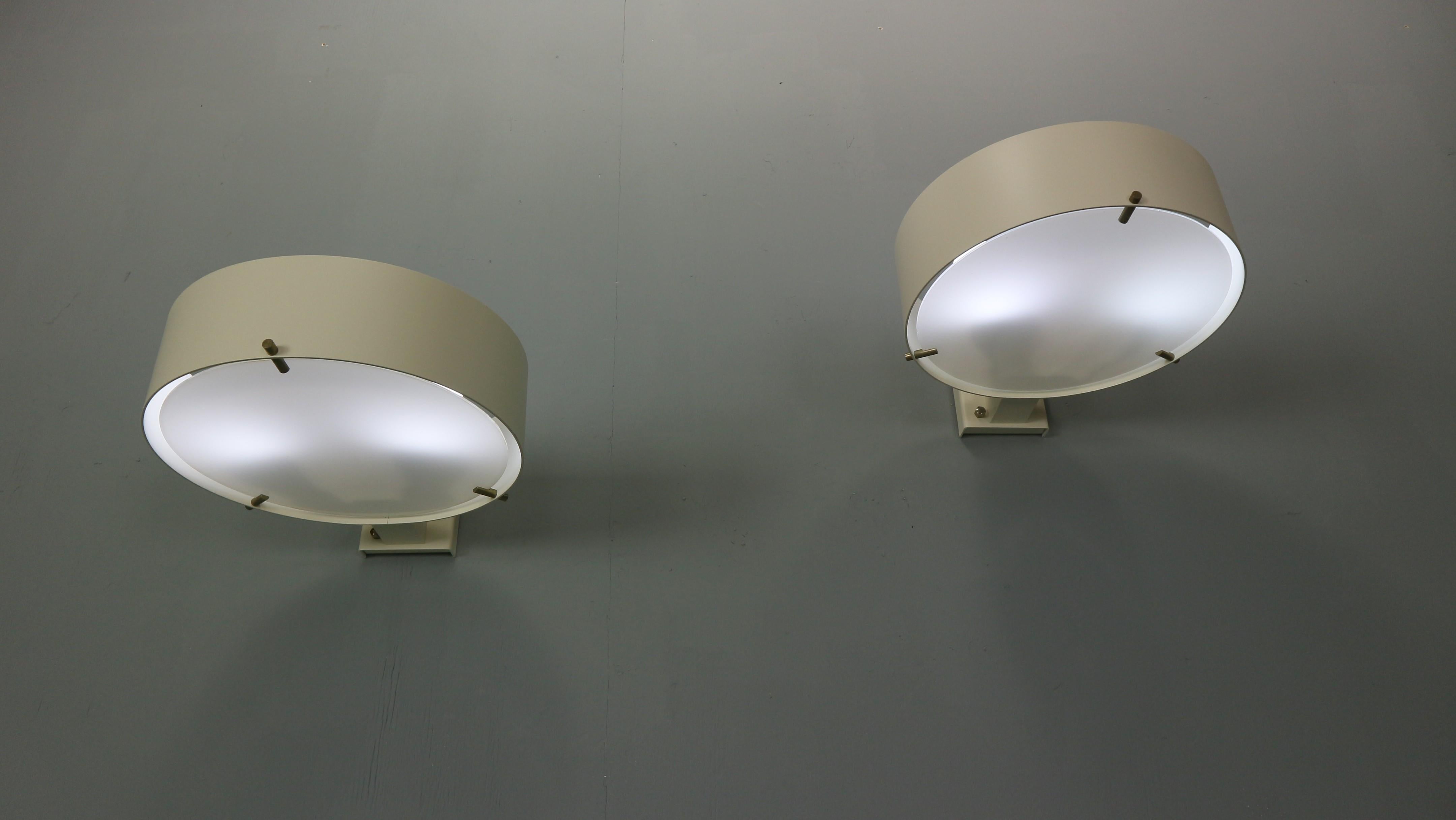 Très rare ensemble d'appliques murales conçu par Bruno Gatta, fabriqué par Stilnovo en Italie en 1959. Cette lampe est composée d'un anneau en métal laqué blanc chaud de haute qualité, supportant une plaque de verre flou. Cette lampe a été produite