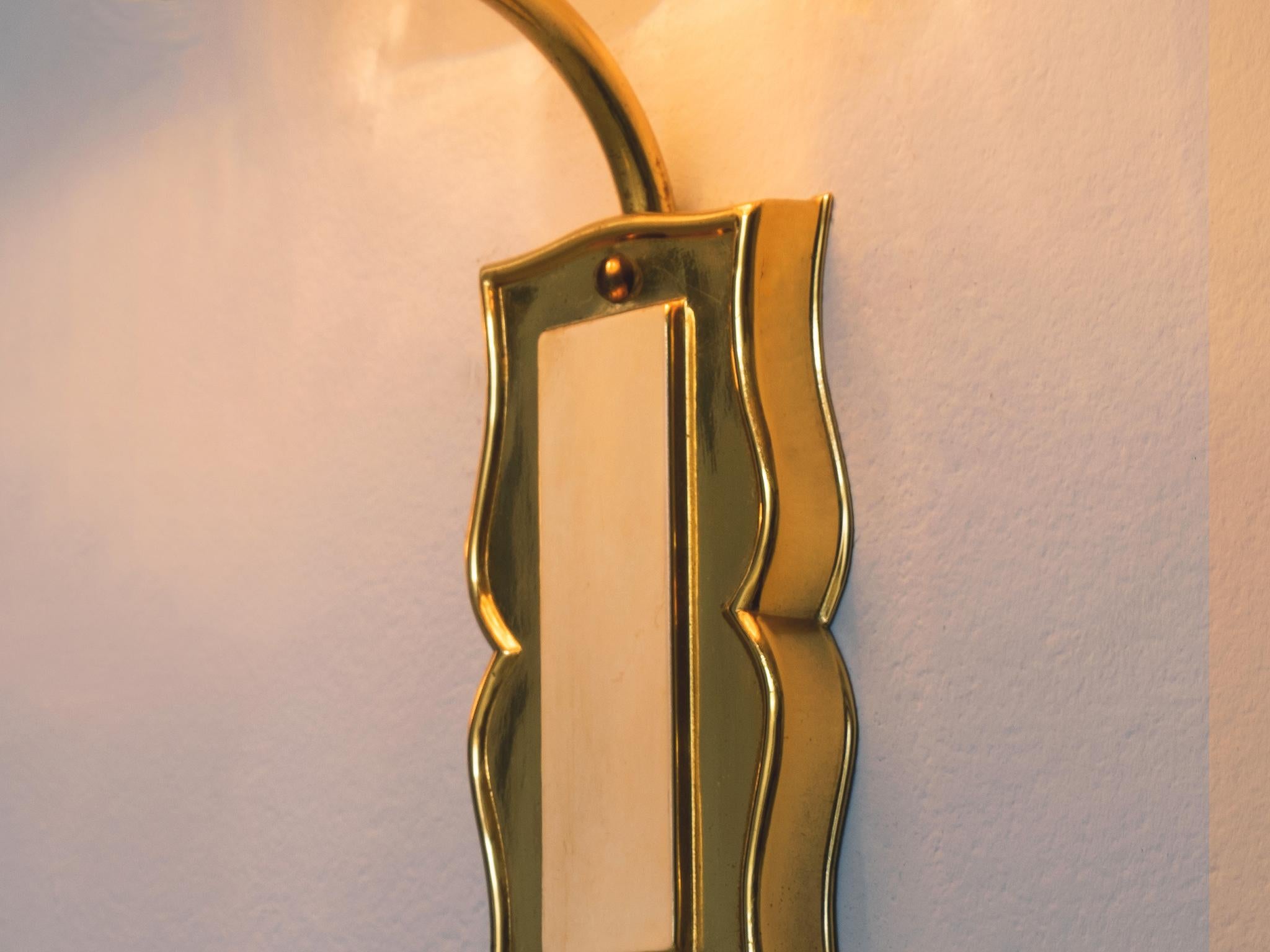 Mid-Century Modern Set of Two Wall Lights in Brass and Structured Glass