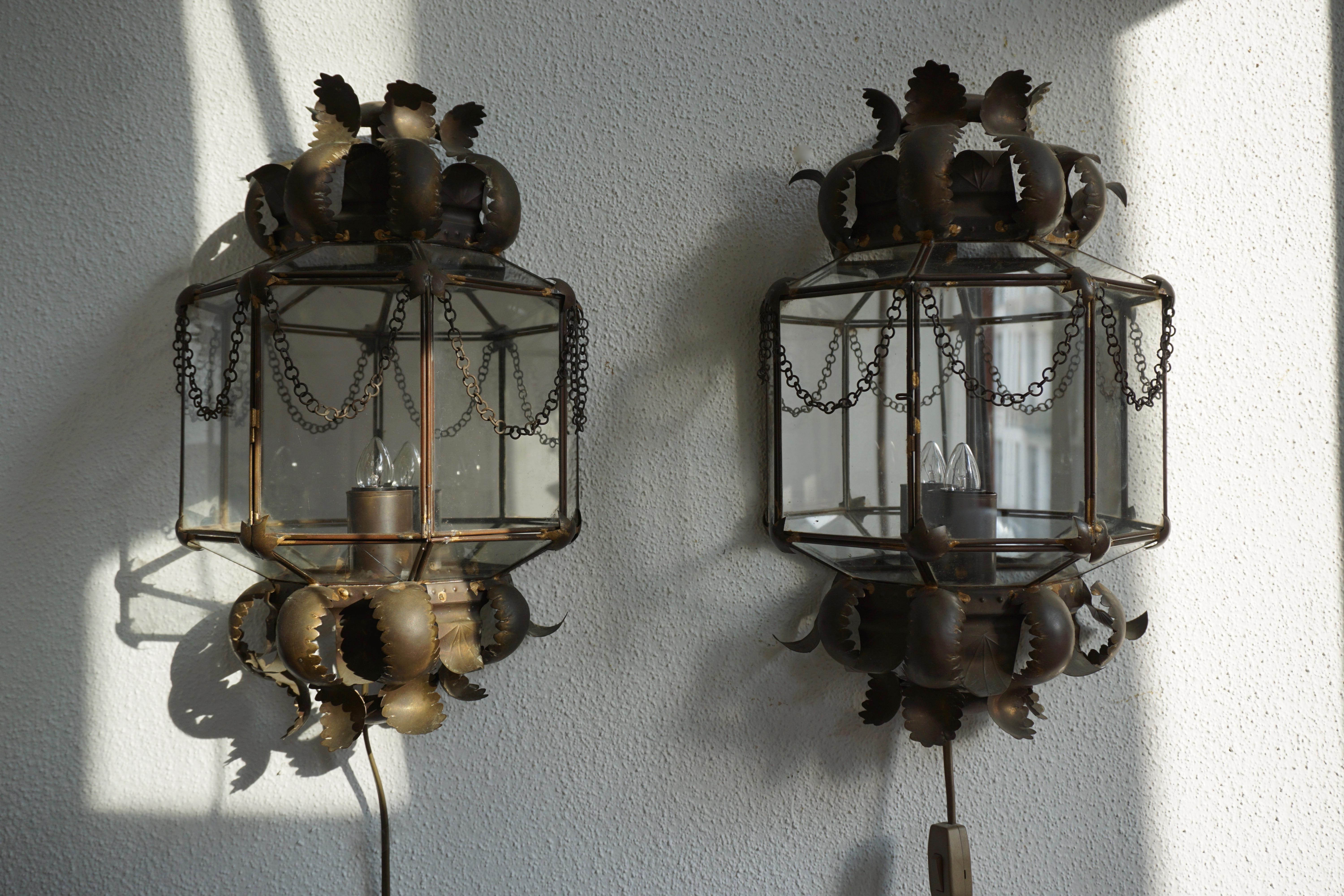 Two sconces in copper and glass.
Height 40 cm.
Width 25 cm.
One E14 bulb.