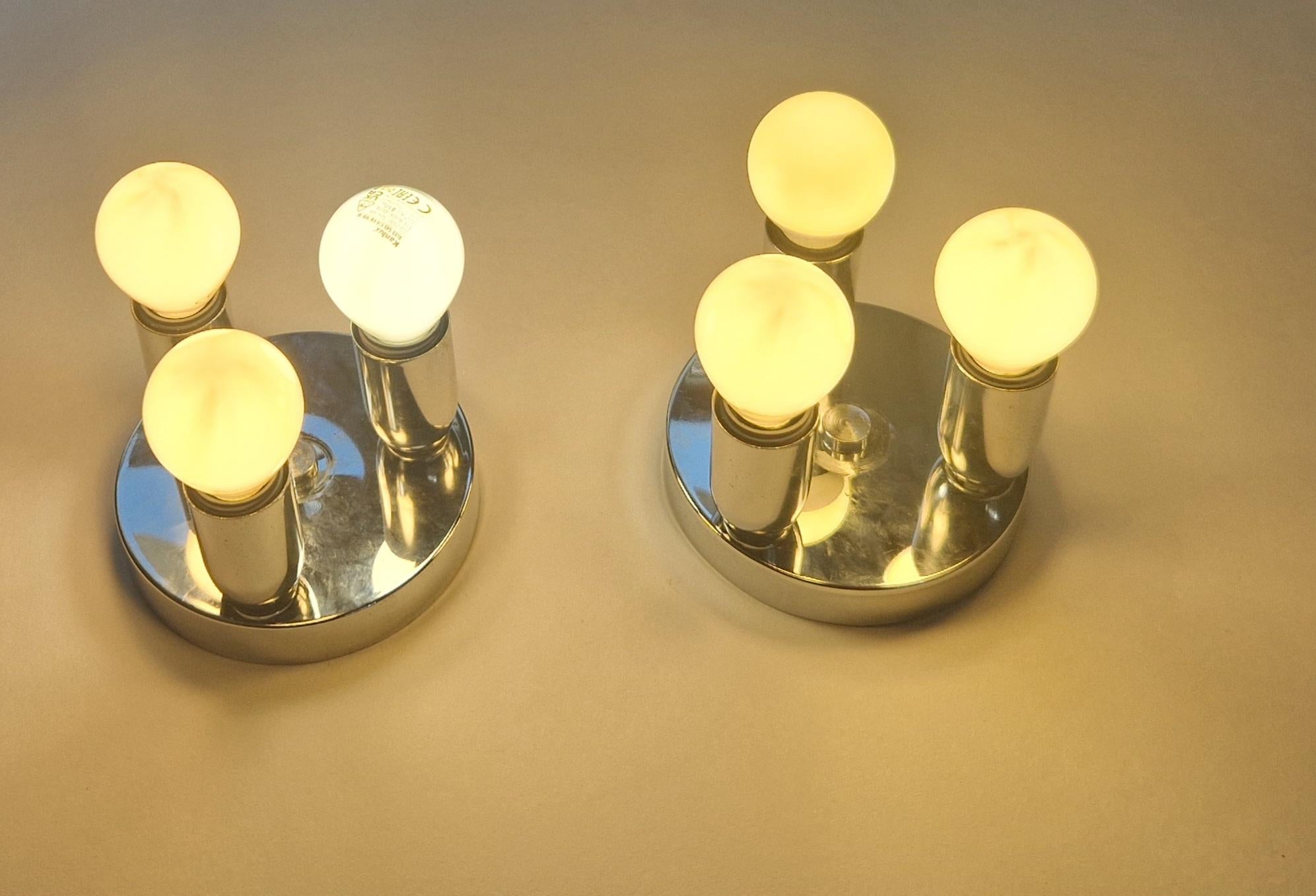 Chrome Ensemble de deux appliques ou plafonniers, encastrés, A Space, âge de l'espace, Italie, années 1970. en vente